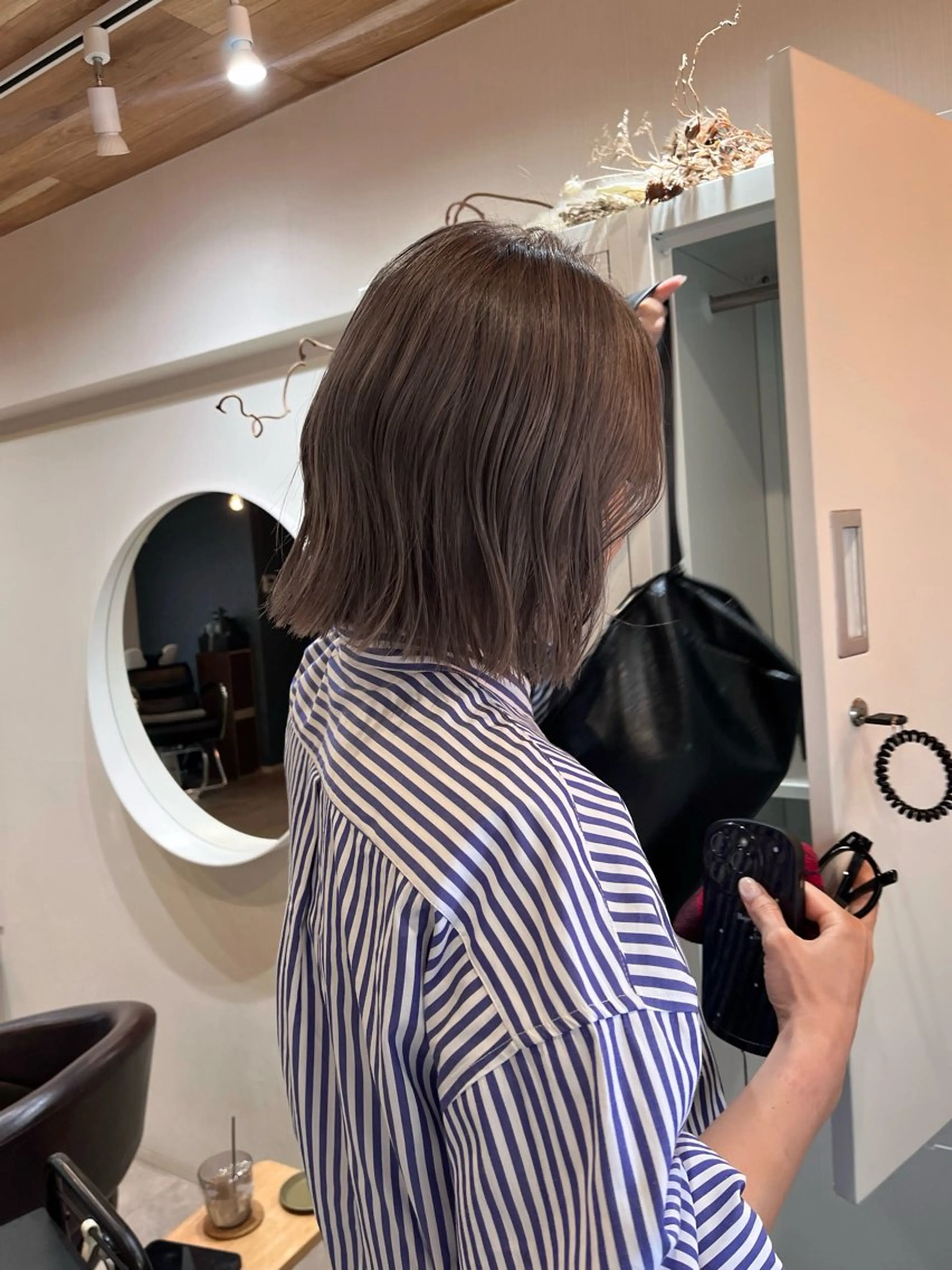 ショート カラー ブリーチ グレージュ シルバー シルバーグレージュ 下石怜子/レイヤー/ 透明感カラーのヘアスタイル