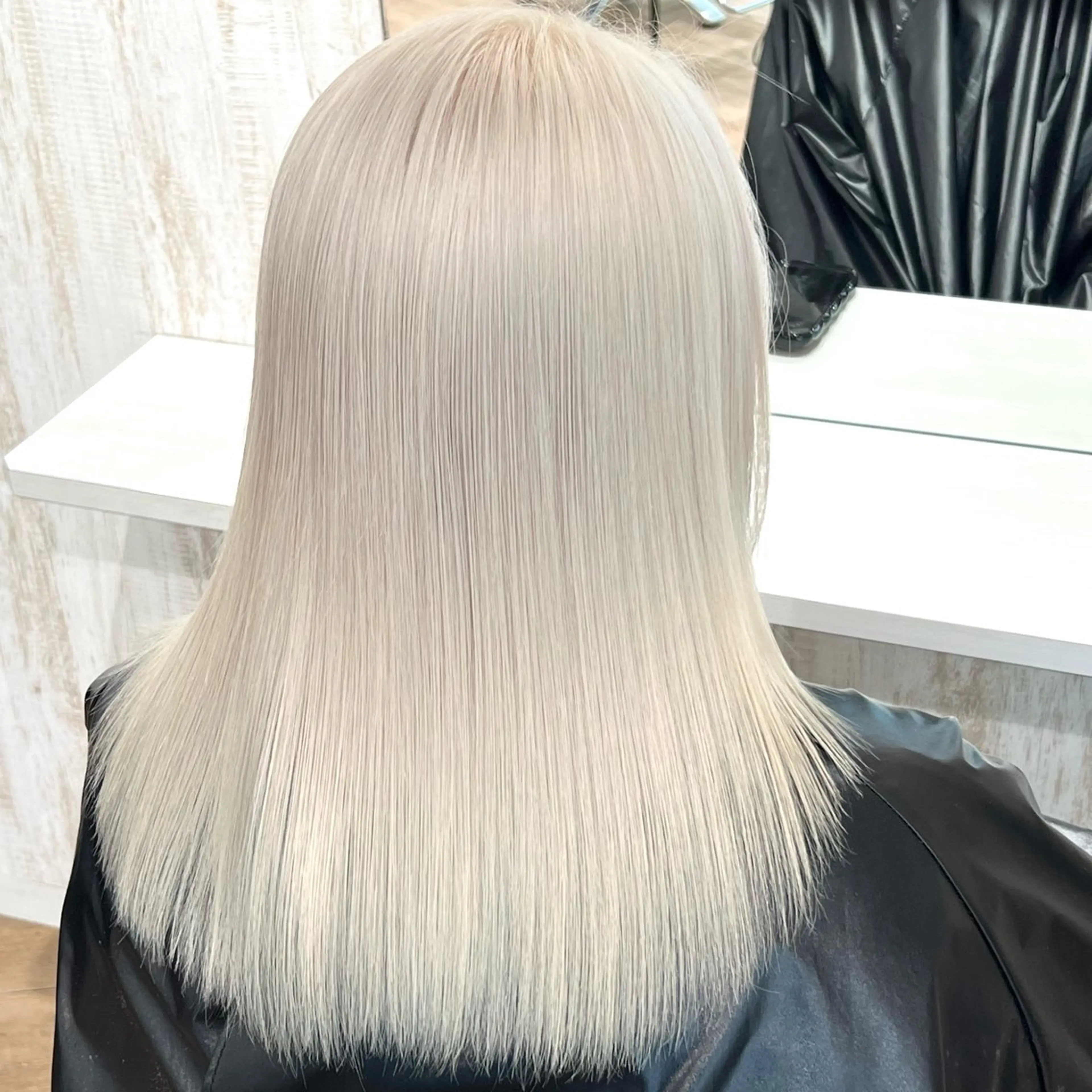 ミディアム カラー ベージュカラー ホワイトベージュ 前髪/顔まわりカット 艶髪/髪質改善/縮毛のヘアスタイル