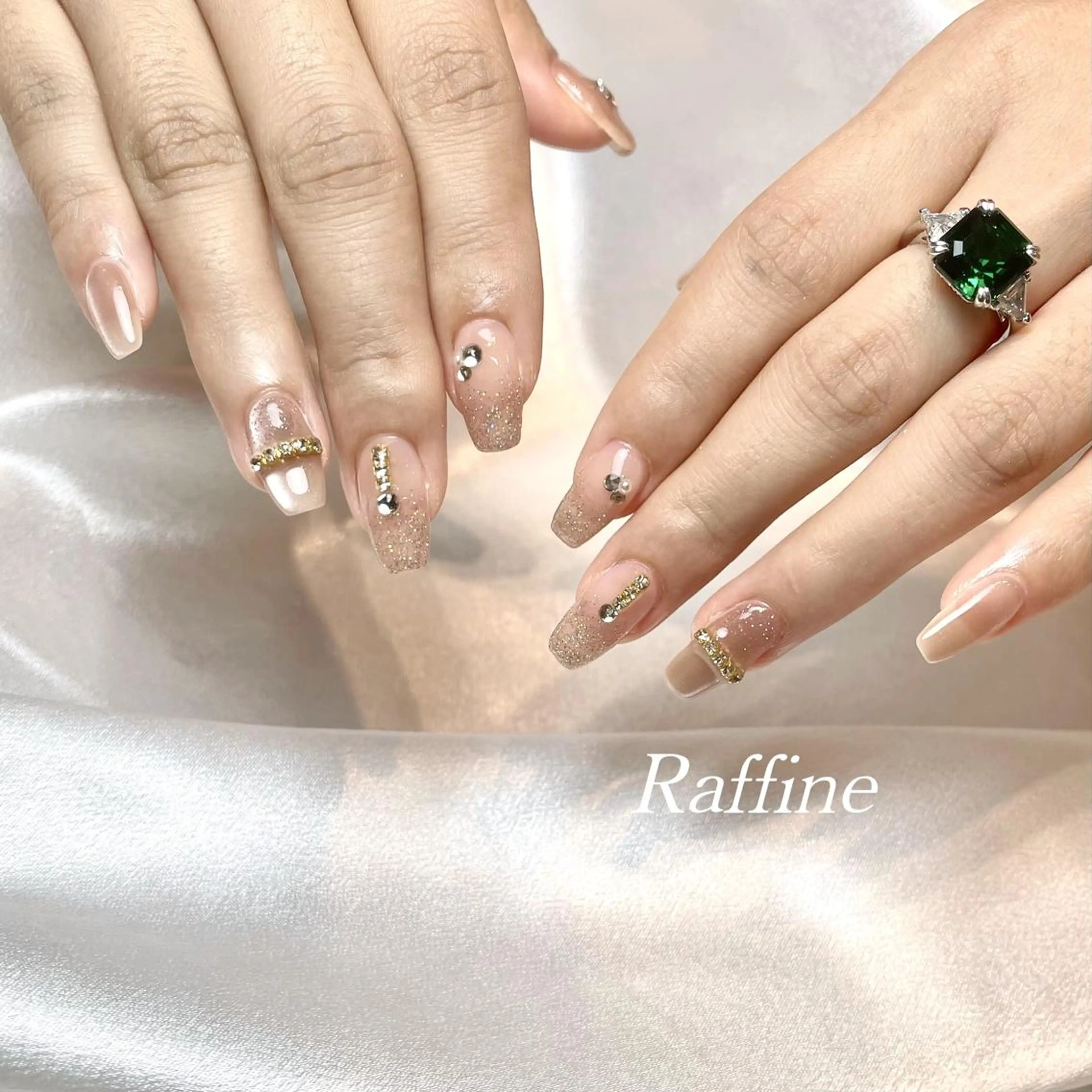 ネイル ハンドネイル RAFFINE 月🦋🩵のネイルデザイン