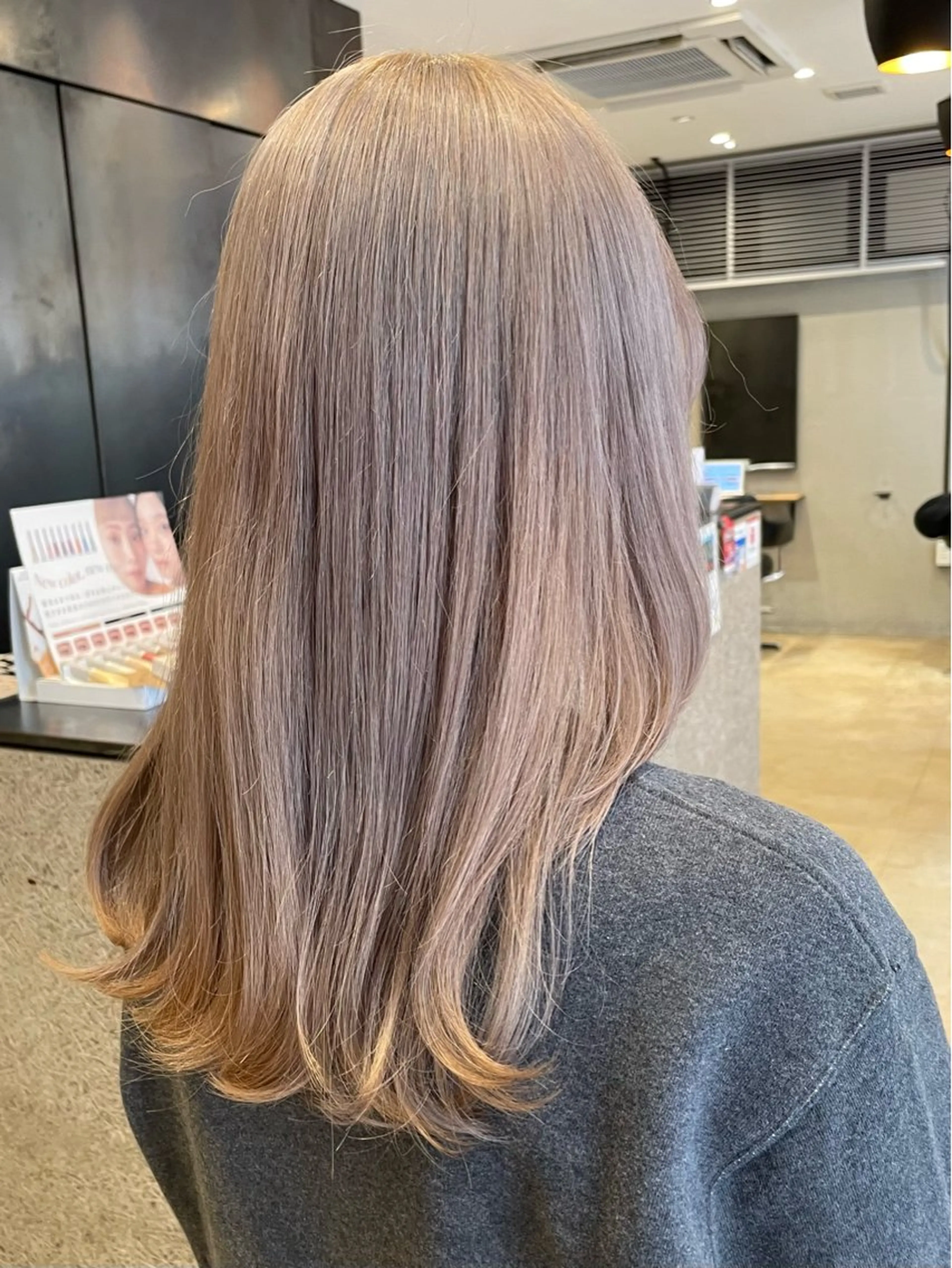 ミディアム カラー ベージュカラー ミルクティーベージュ 博多/ブリーチ/レイ ヤーカット/莉子のヘアスタイル