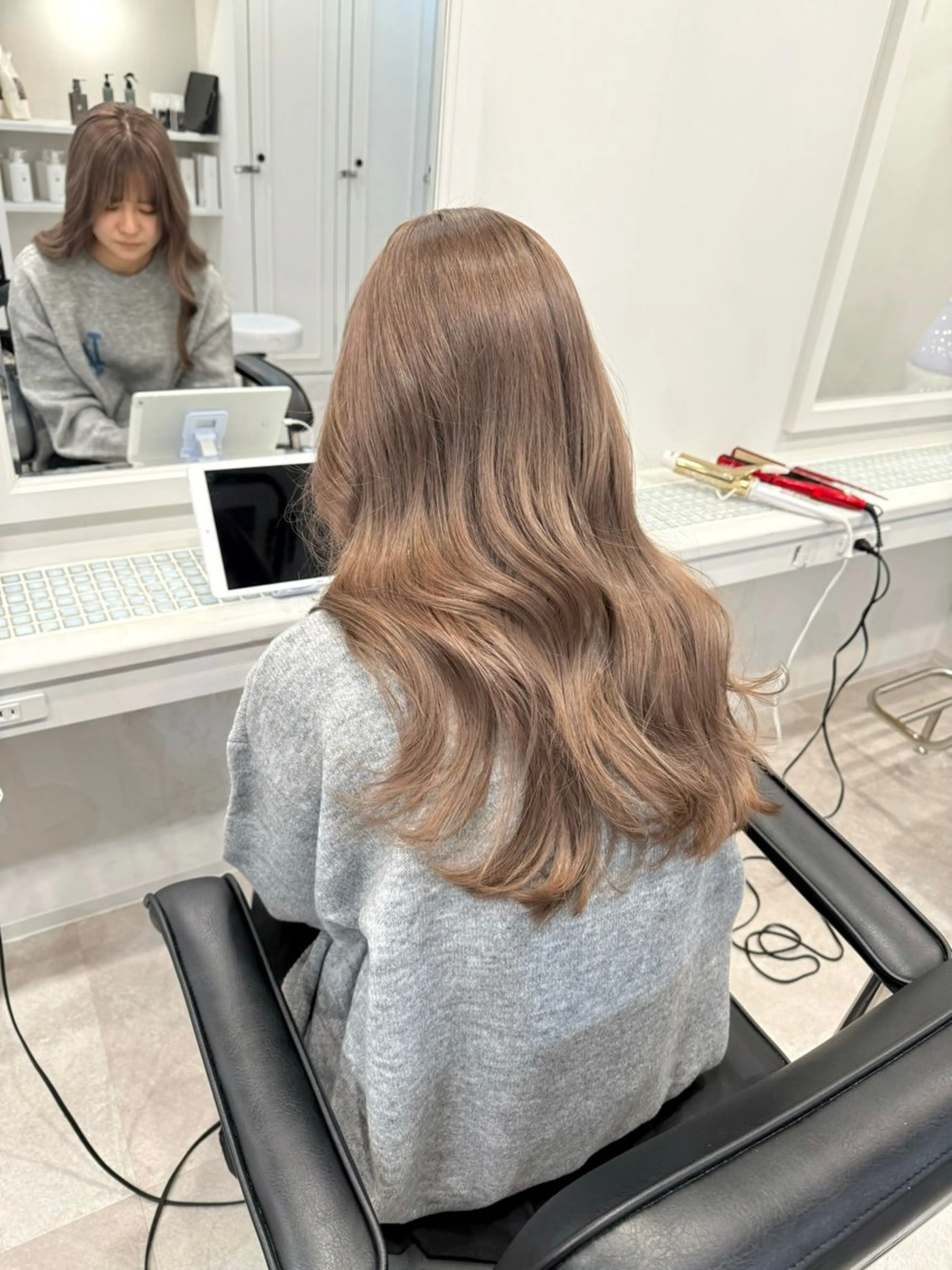 ロング カラー ヘアアレンジ ベージュカラー ブリーチ ケアブリーチ ミルクティーベージュ カット ヘアカラー SALOWIN京都河原町Suite店所属・外国人風レイヤー/ ハイトーンSHUのヘアスタイル