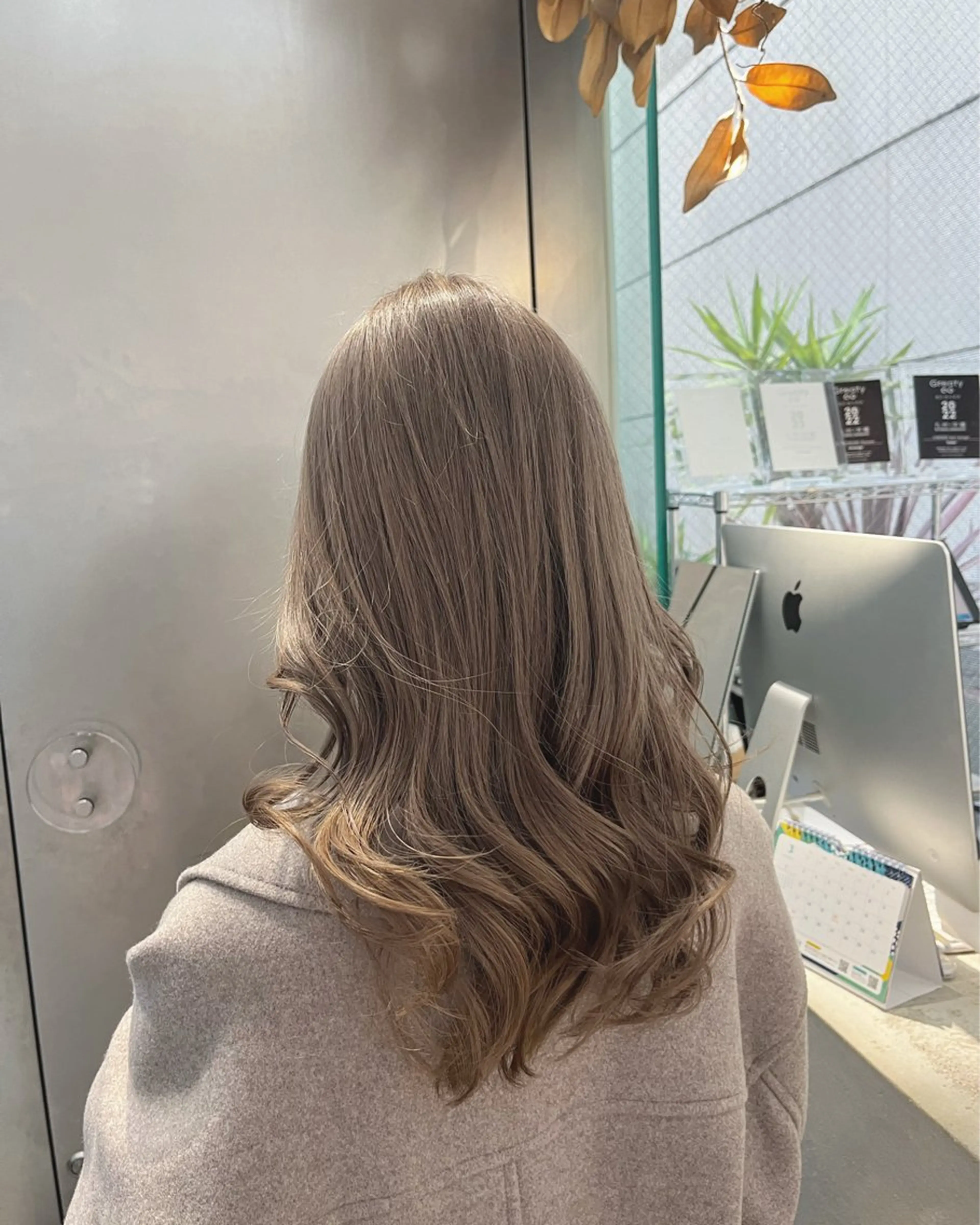 セミロング カラー ブリーチ ケアブリーチ レイヤーカット カット ヘアカラー トリートメント ケアブリーチ レイヤーカットのヘアスタイル