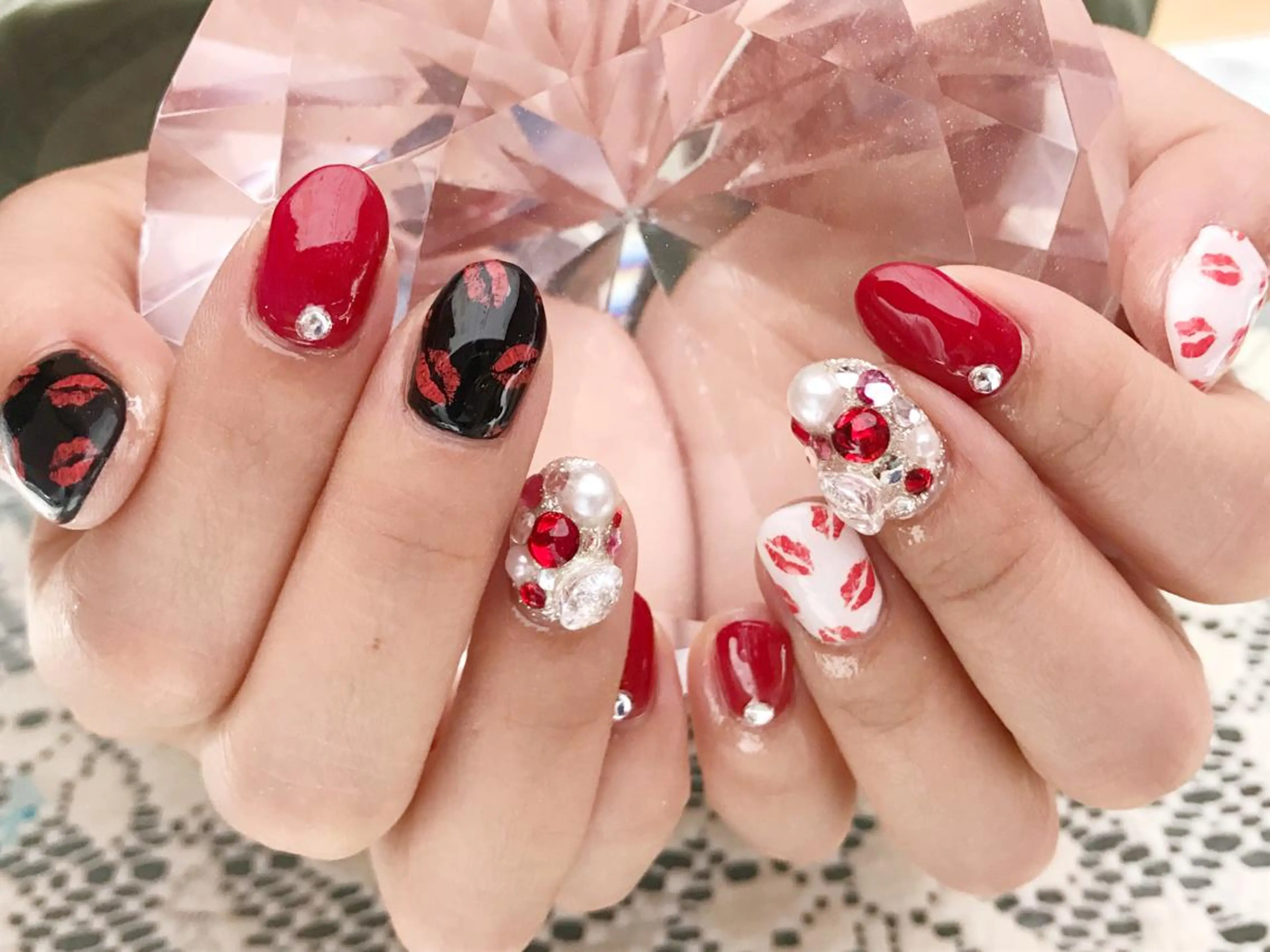 ネイル ジェルネイル 赤色 ストーンネイル YUN 💅のネイルデザイン