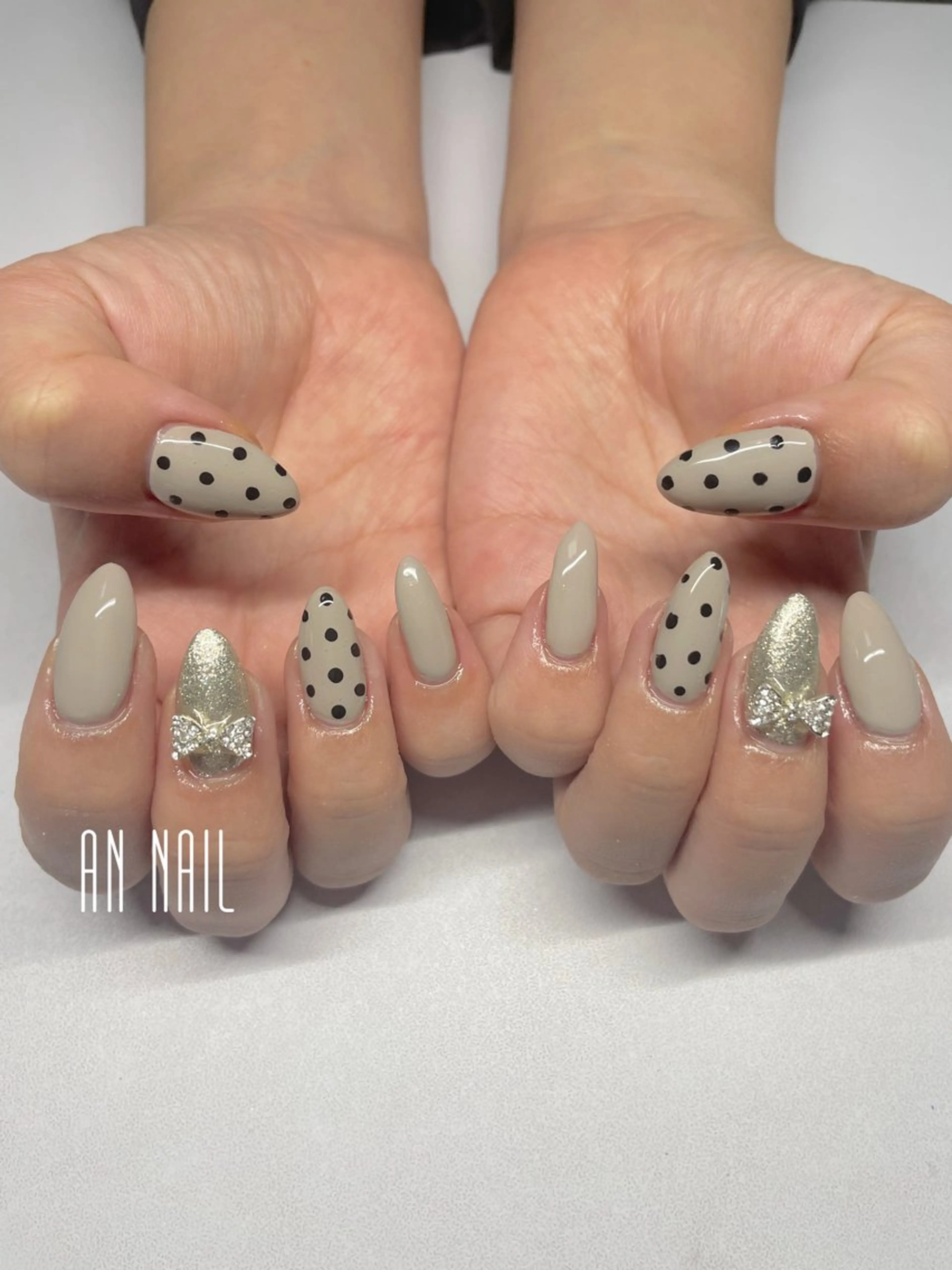 ネイル ドット キラキラネイル オフィスネイル リボン ハンドネイル AN Nailのネイルデザイン