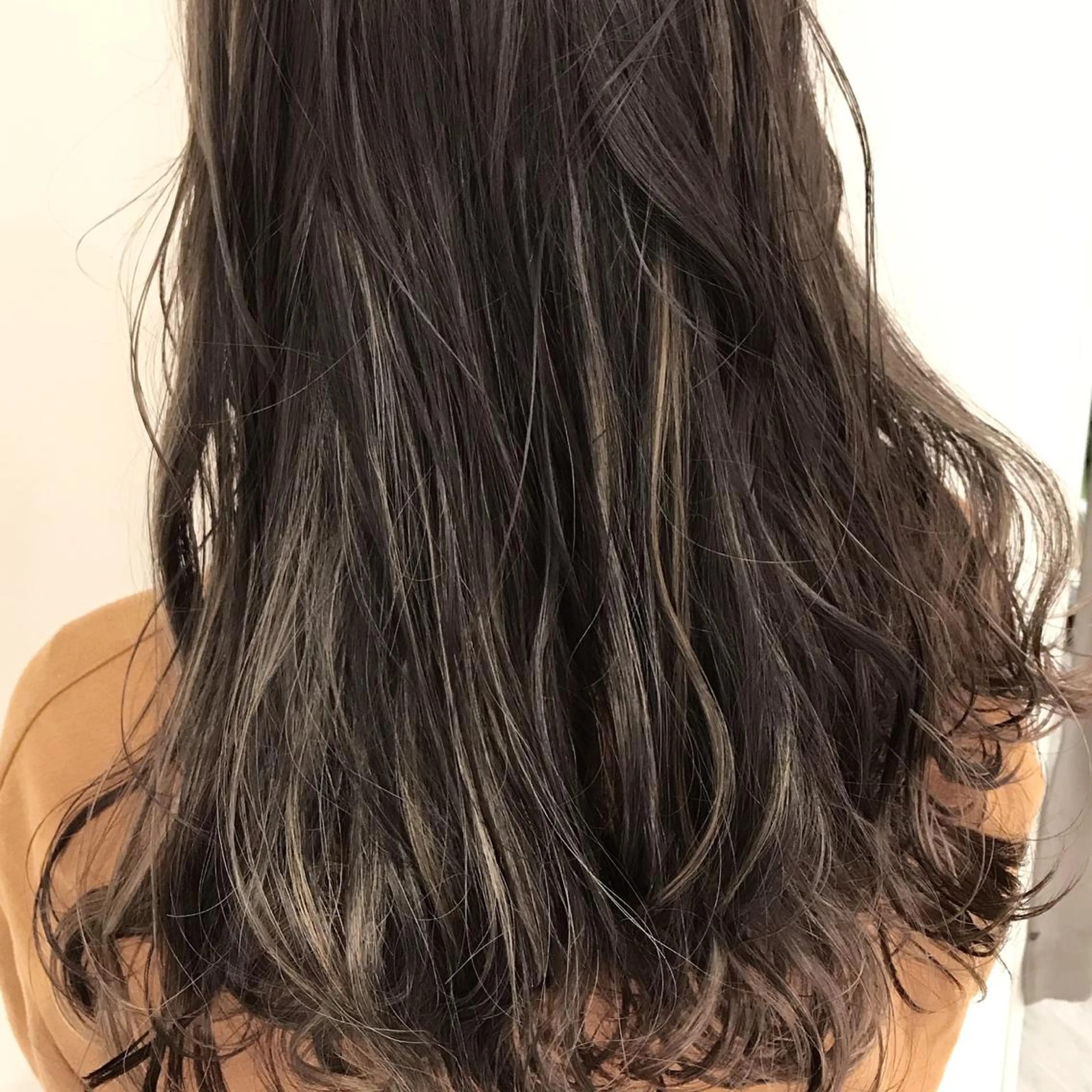 セミロング カラー アッシュ バレイヤージュ ベージュカラー ブリーチ ケアブリーチ AMI Hair  supply所属・髪質改善カラー 韓国風レイヤーのヘアスタイル