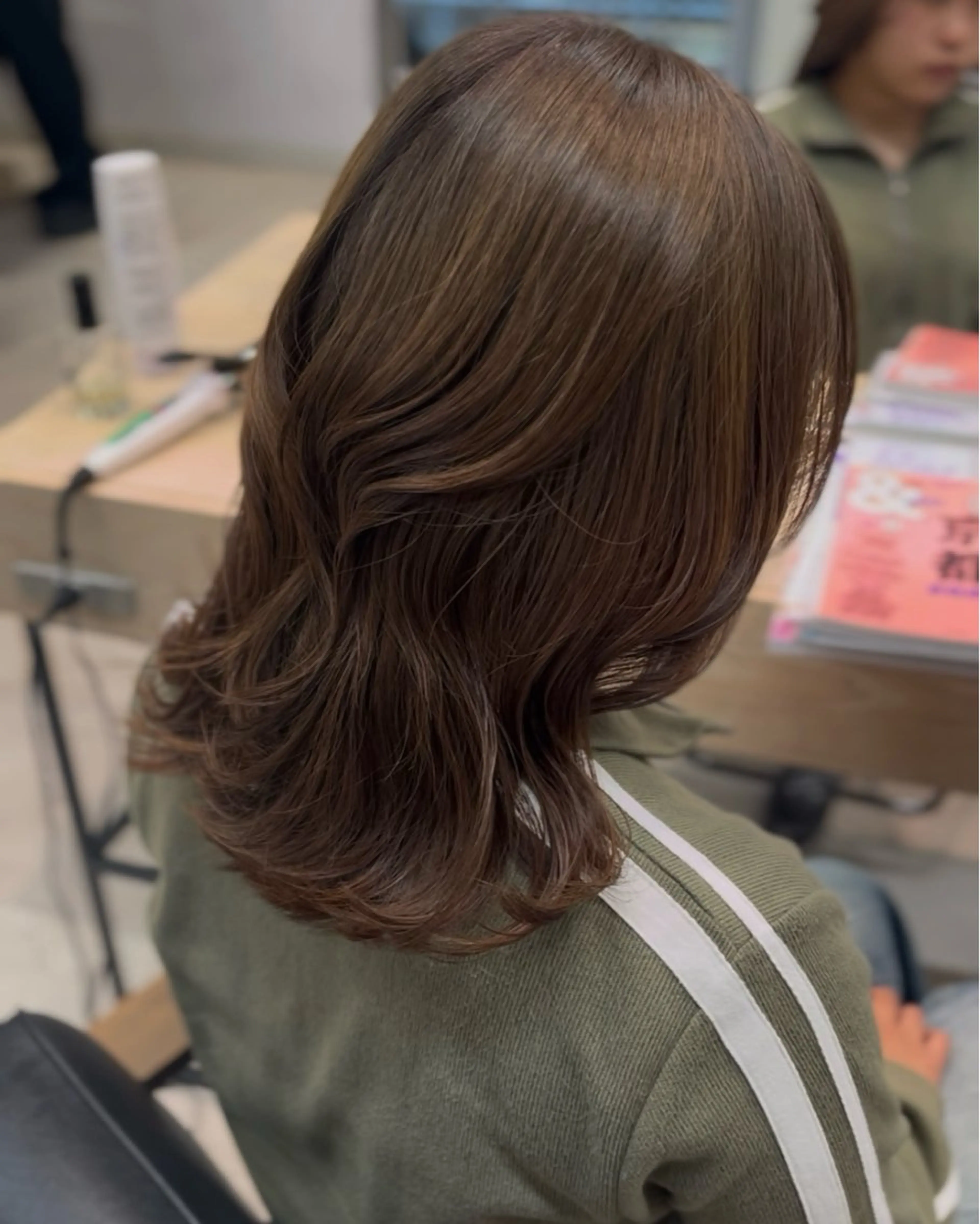 カラー misato/レイヤ ー/艶カラーのヘアスタイル