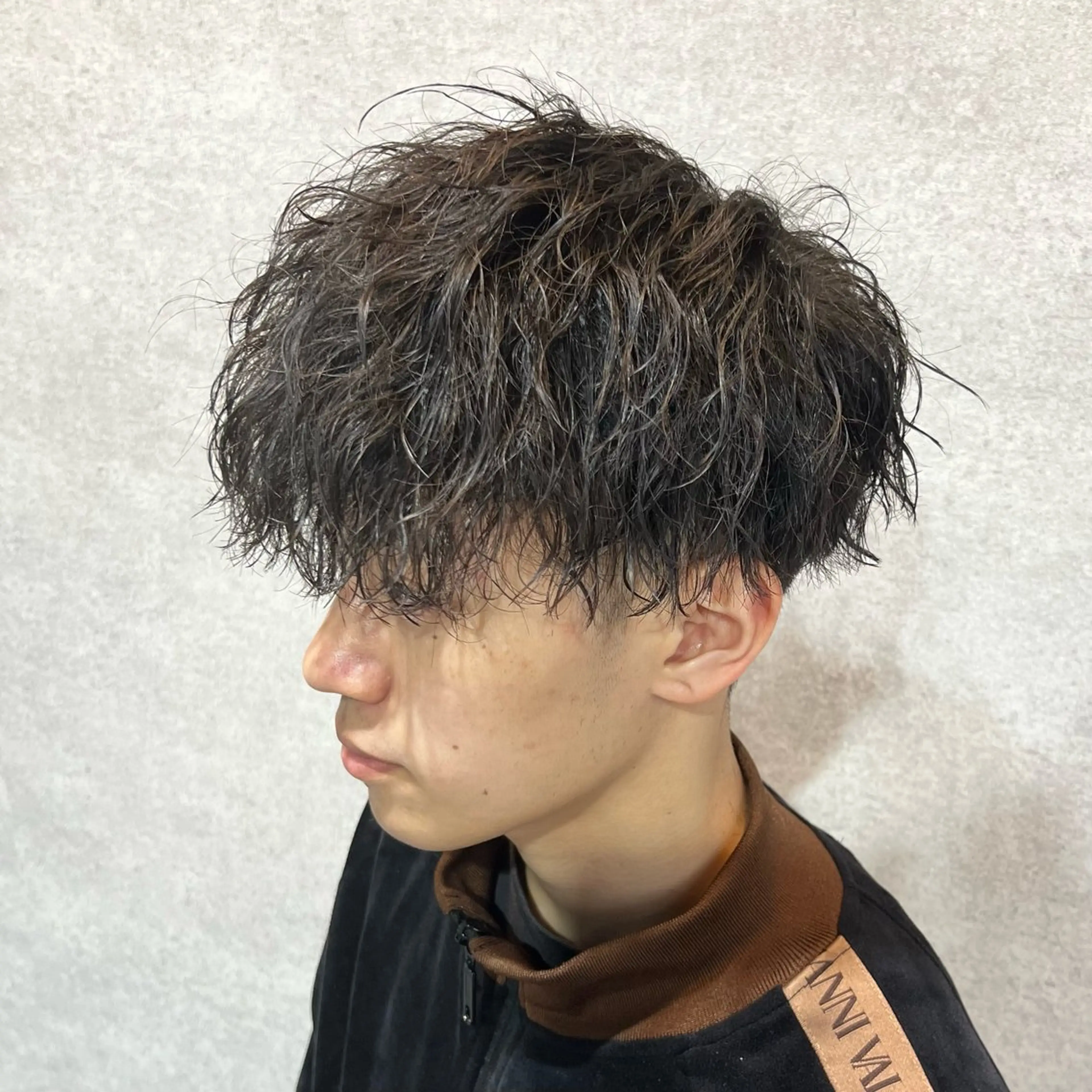 ショート カラー パーマ ヘアアレンジ メンズ センターパート メンズハイライト メンズメッシュ マッシュ メンズパーマ カット パーマ トリートメント ヘッドスパ ヘアセット 仕上がり満足度No. 1🔥BLUCK🔥のヘアスタイル