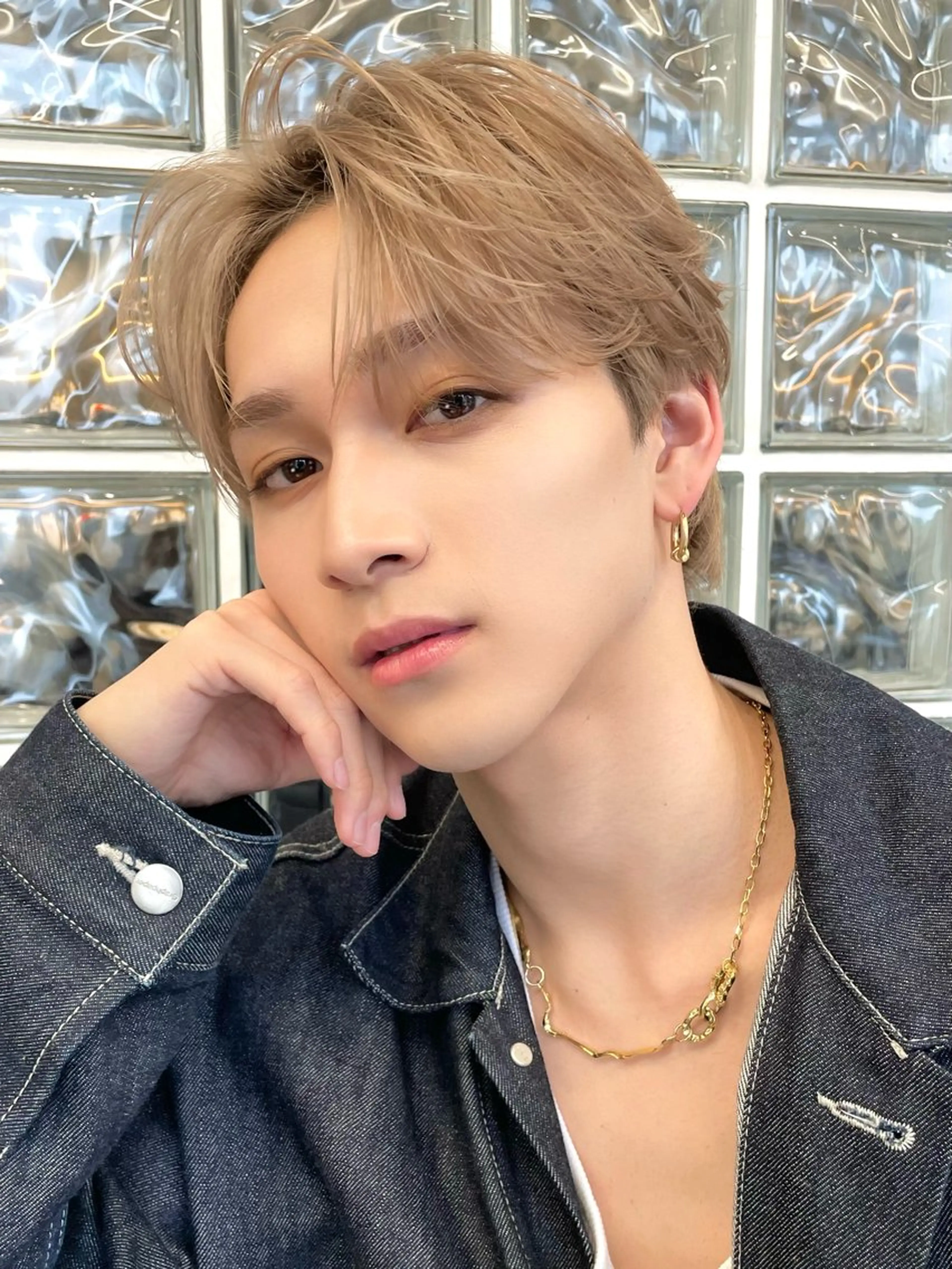 ショート カラー メンズ メンズブリーチ センターパート メンズハイトーン メンズ韓国風 学生（メンズ向け） フェザーショート/ メンズカラー/龍稀のヘアスタイル