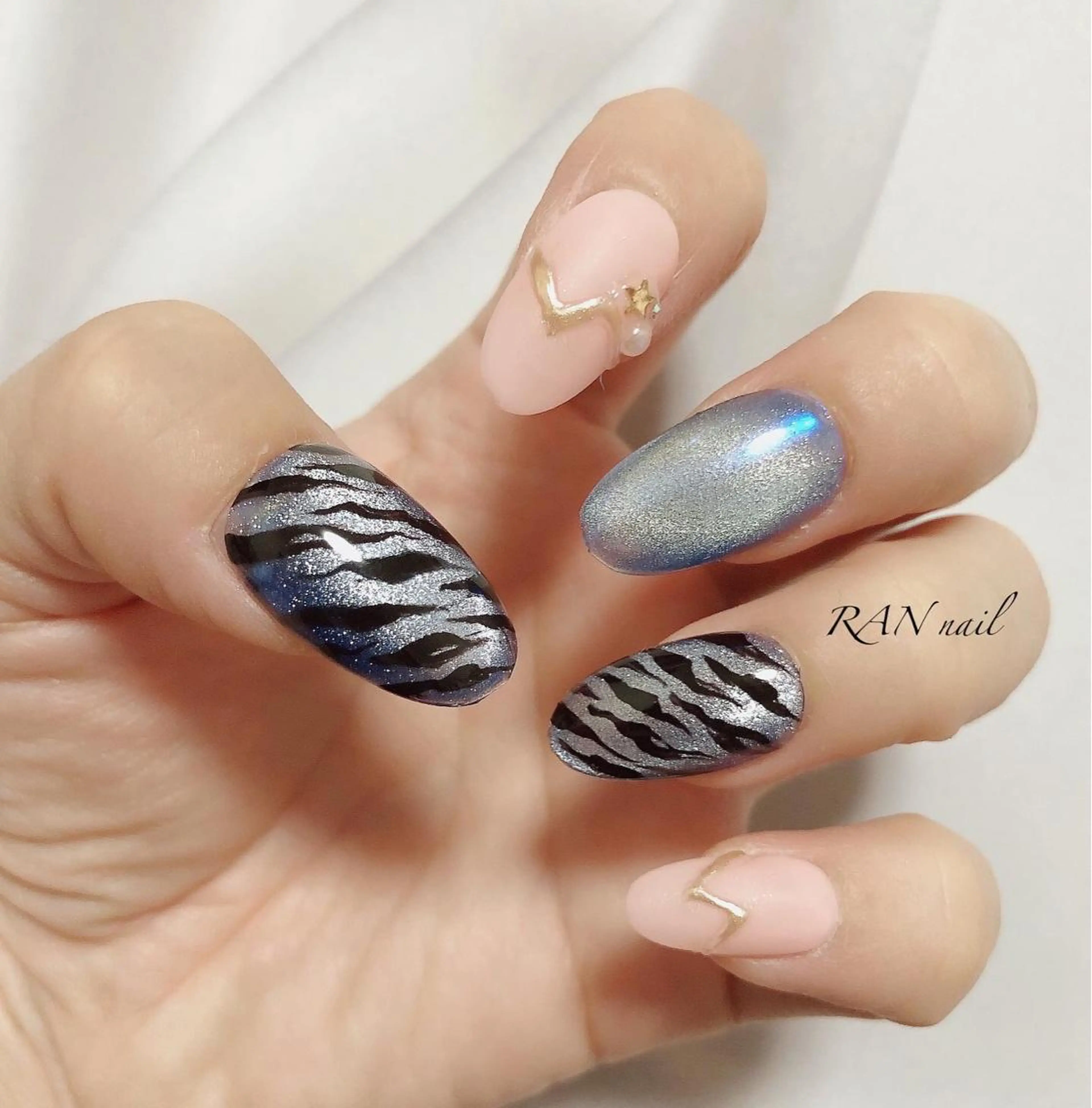 ネイル ジェルネイル キラキラネイル 水色 マグネットネイル ニュアンスネイル RAN nail 〜ランネイル〜所属・RAN nailのネイルデザイン