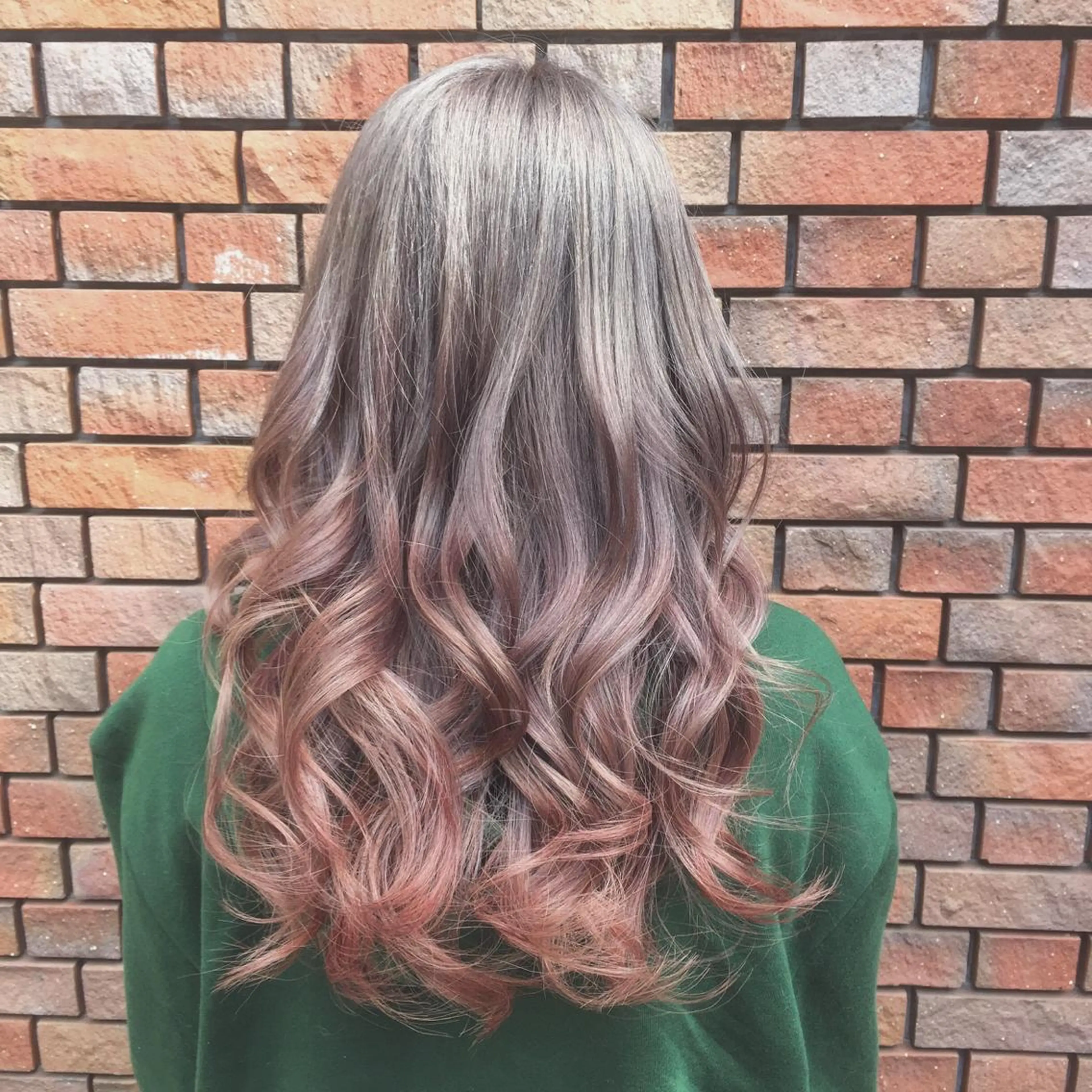 ショート ミディアム セミロング ロング カラー グラデーションカラー FÜRSTIN所属・西村髪質改善 ブリーチ縮毛矯正のヘアスタイル