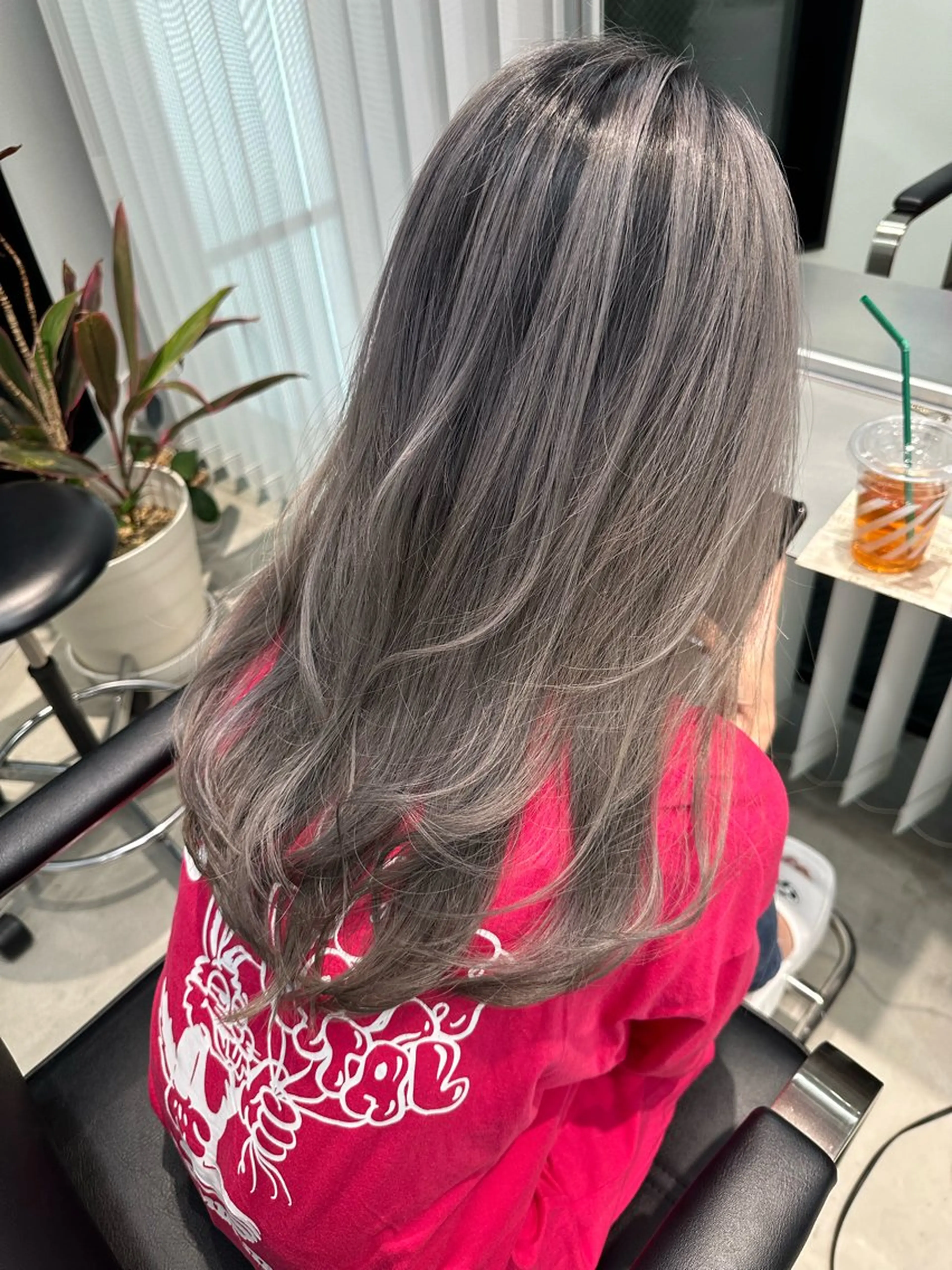 ロング レイヤーカット 🔷ブリーチバレイヤ ージュ🔷飯野達也のヘアスタイル