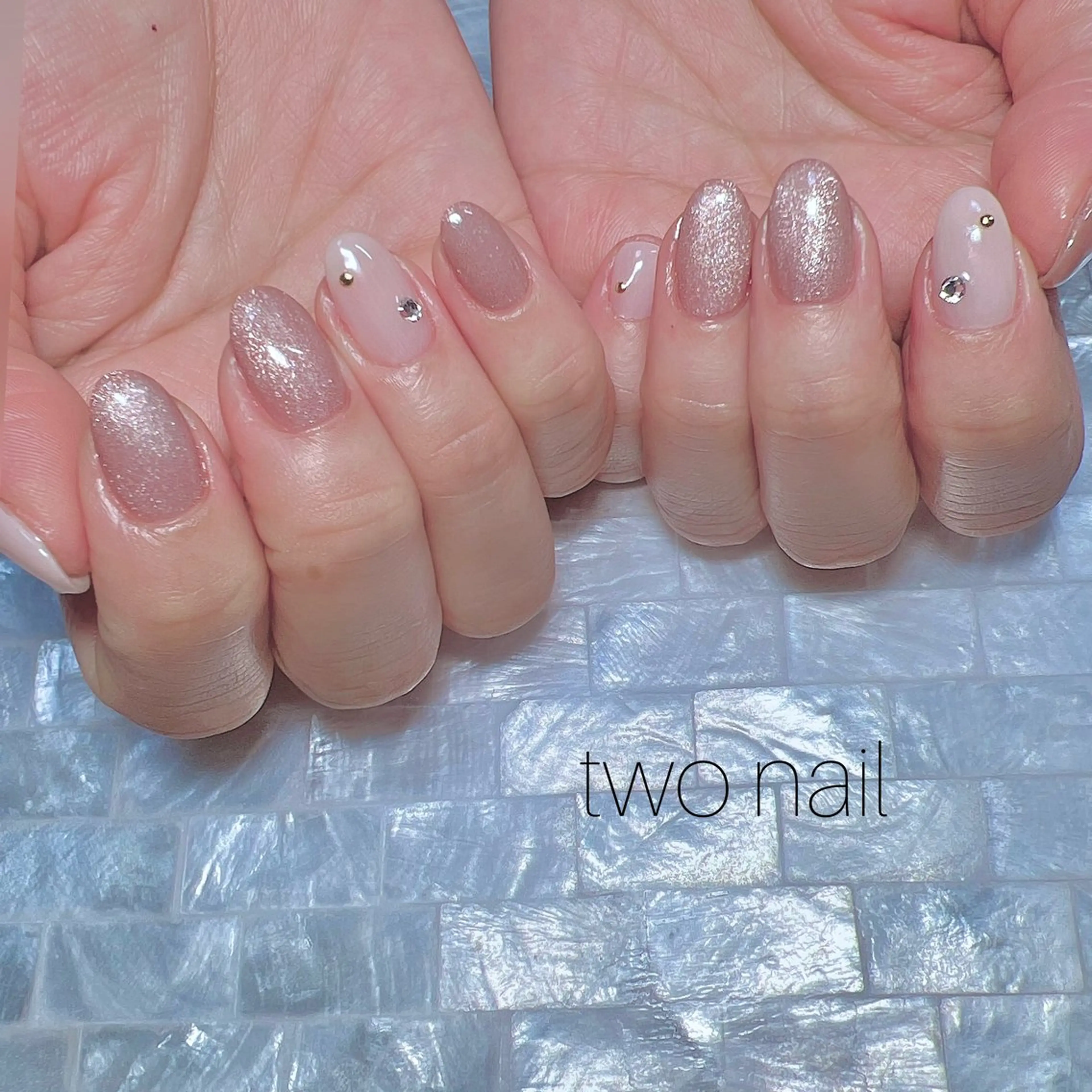 ネイル ブラウン マグネットネイル ネイルチップ ホワイト ハンドネイル two nailのネイルデザイン