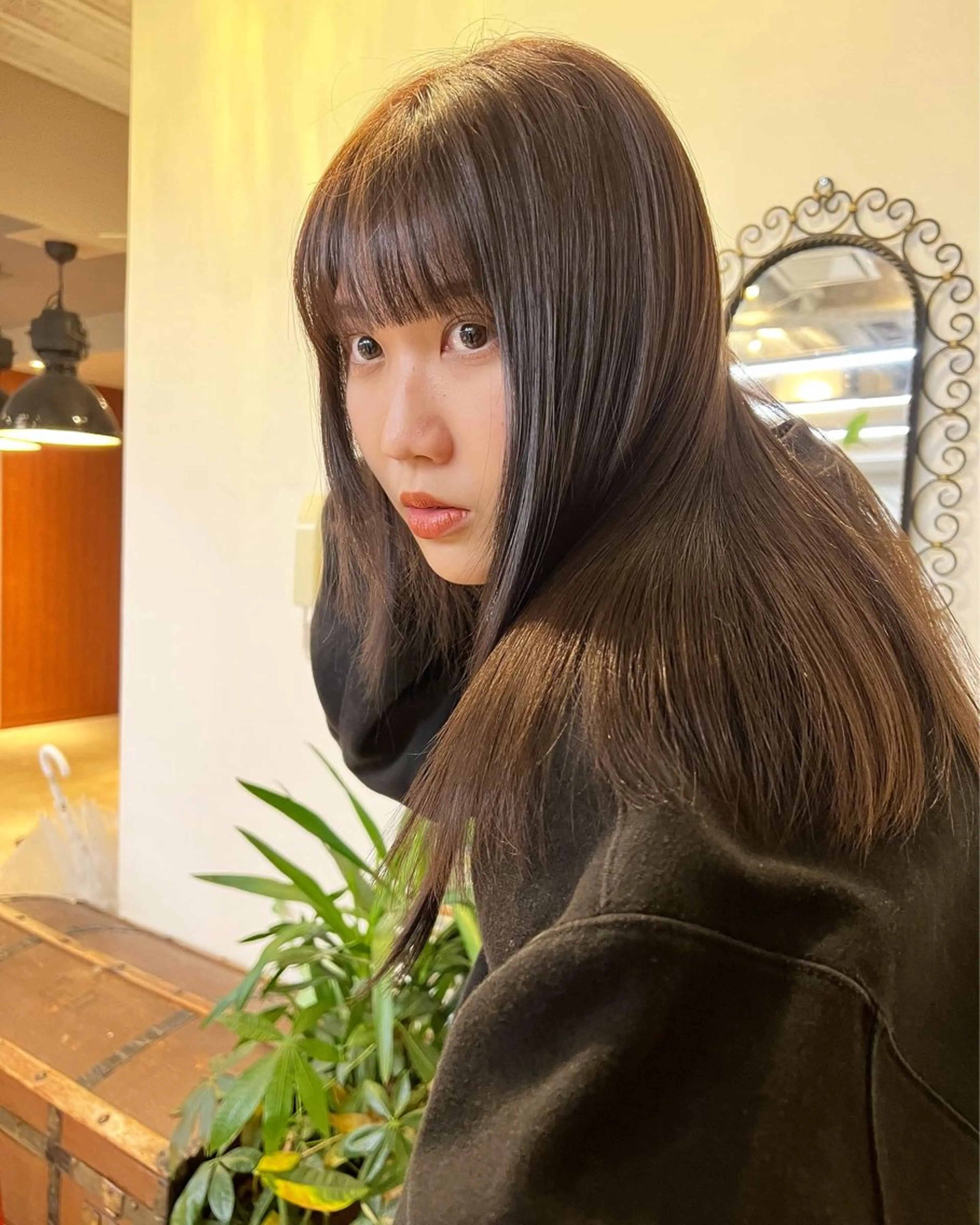 ロング カット ヘアカラー ミルクティーベージュ outaのヘアスタイル