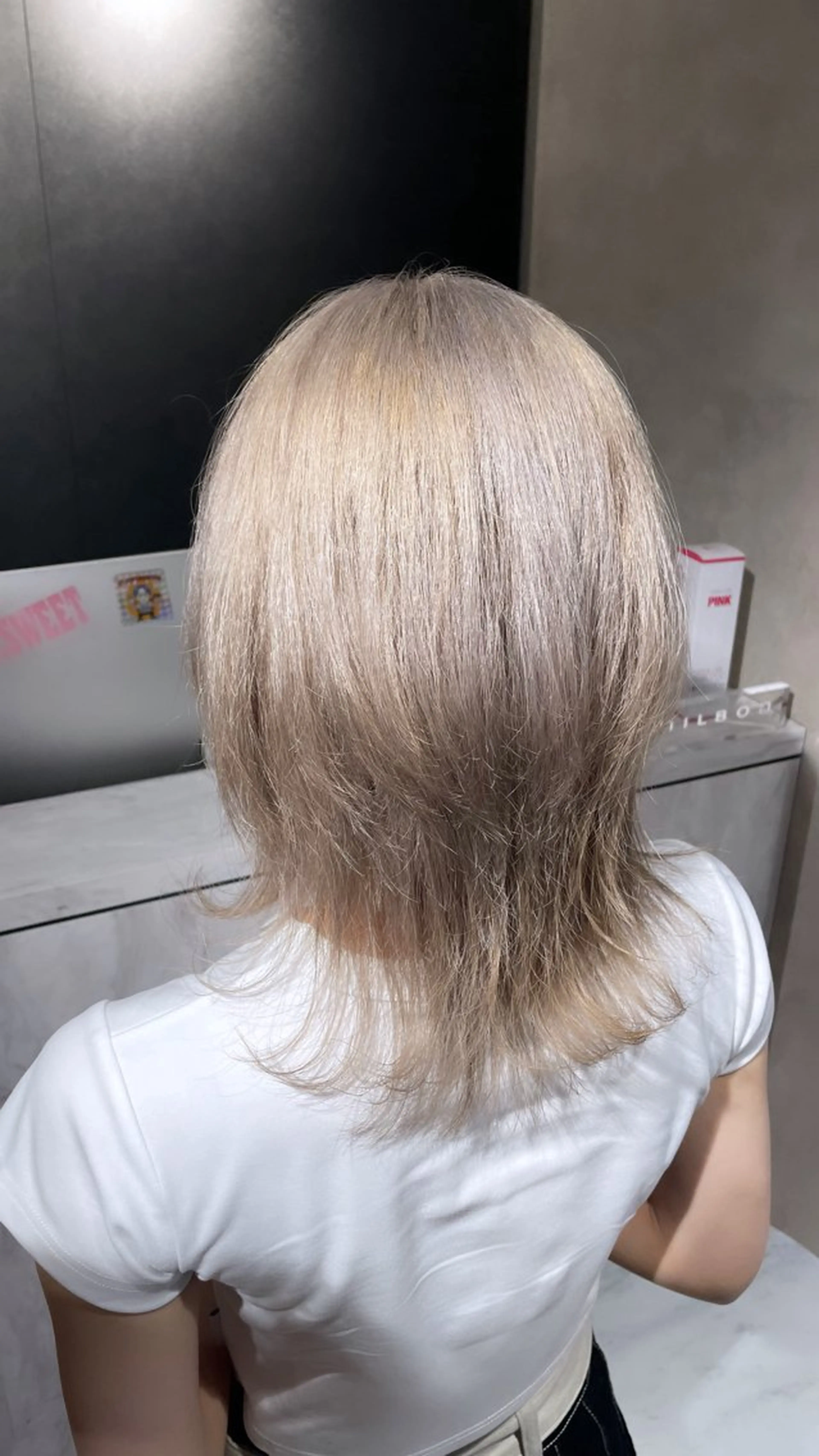 ミディアム カラー ベージュカラー ハイトーンカラー ミルクティーベージュ ウルフカット ヘアカラー ili心斎橋所属・🩵ハイトーン/ レイヤーYUZU🩵のヘアスタイル