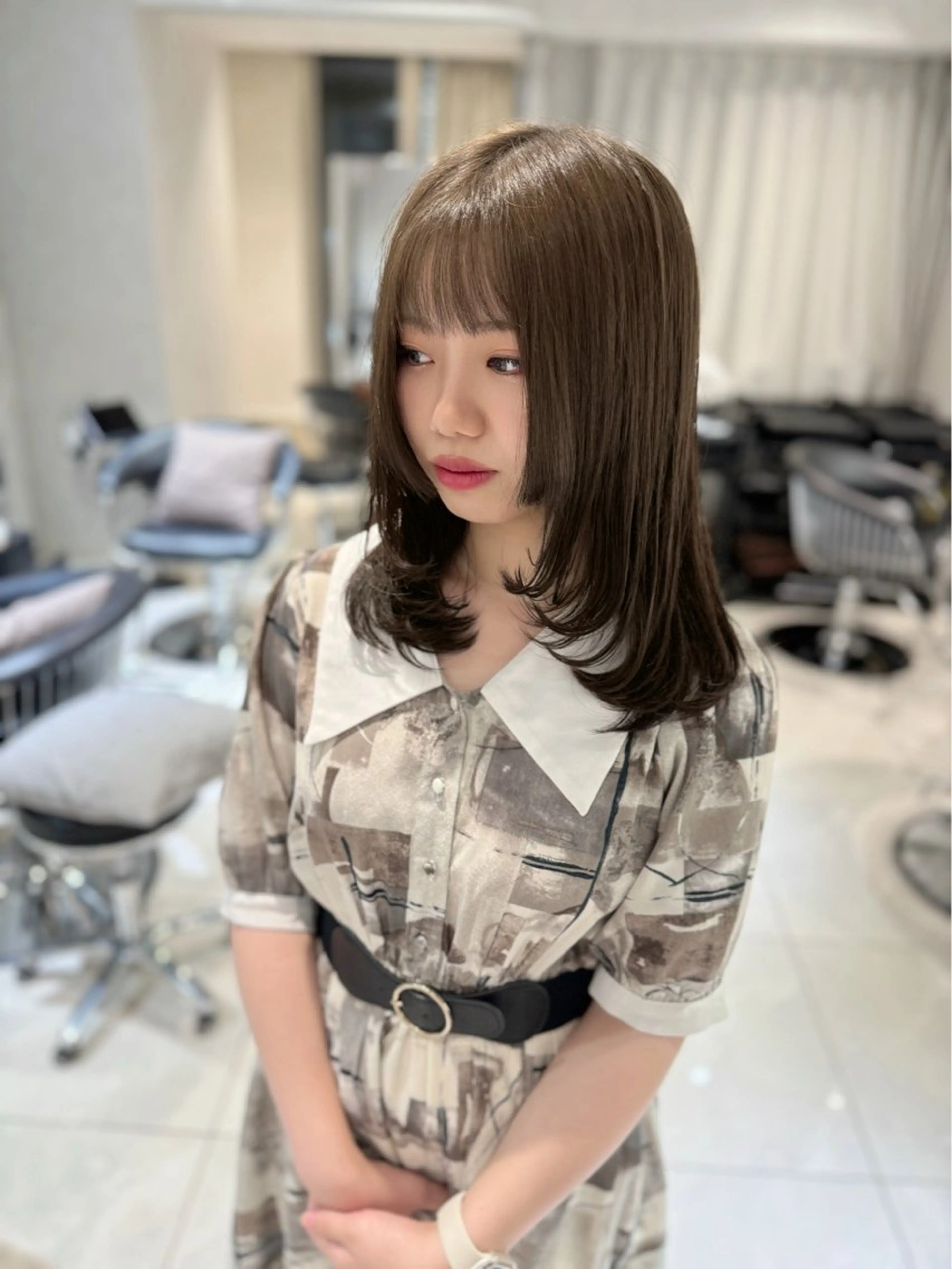 ミディアム カラー ベージュカラー ブリーチ ブルーカラー ケアブリーチ フォギーベージュ カット トリートメント ハッシュカット レイヤー池袋のヘアスタイル