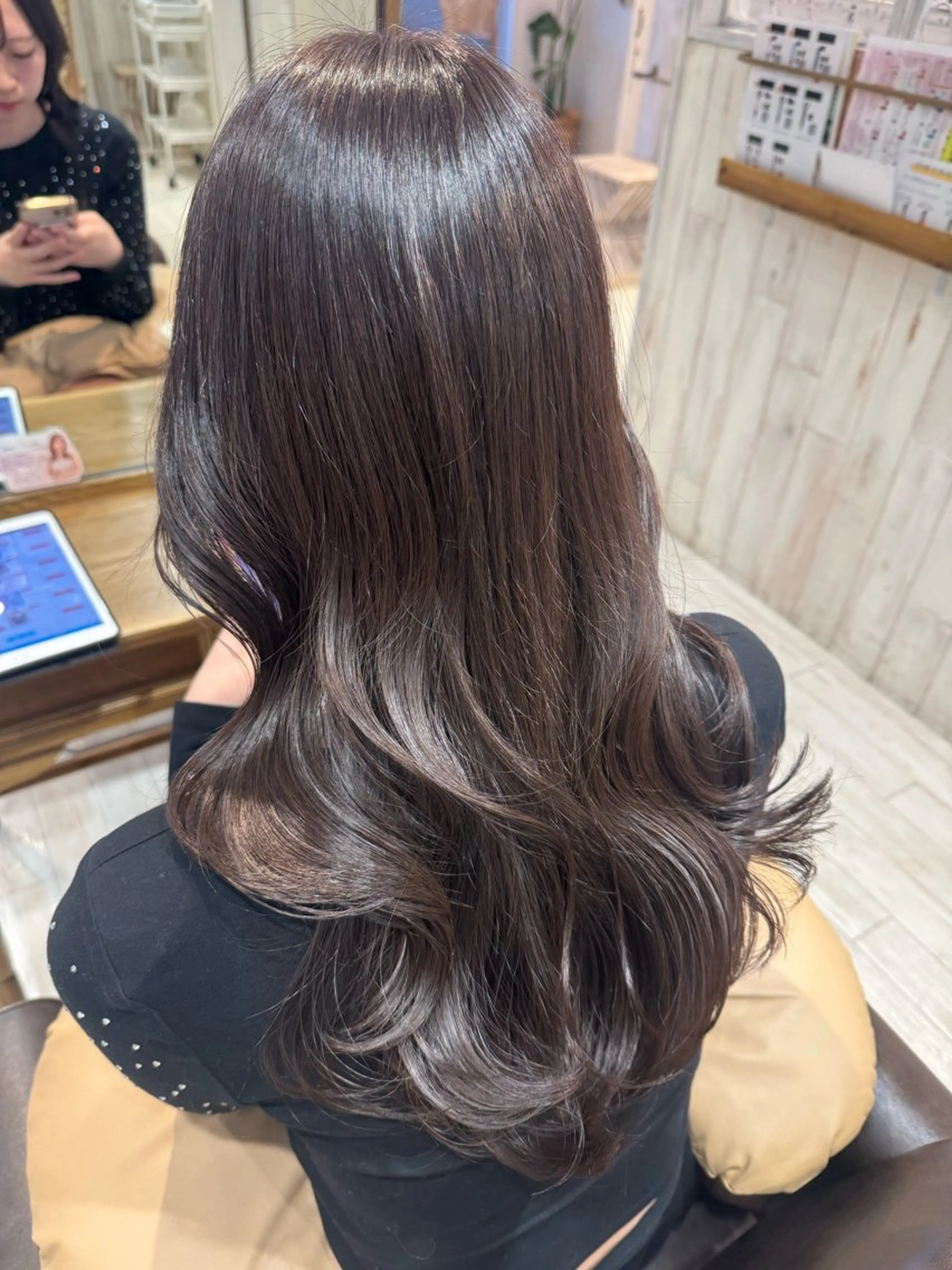 ロング カラー 透明感カラー グレージュ ラベンダーカラー ラベンダーグレージュ ラベンダーグレー カット ヘアカラー トリートメント レイヤーカット、 大人可愛い　中村美羅のヘアスタイル