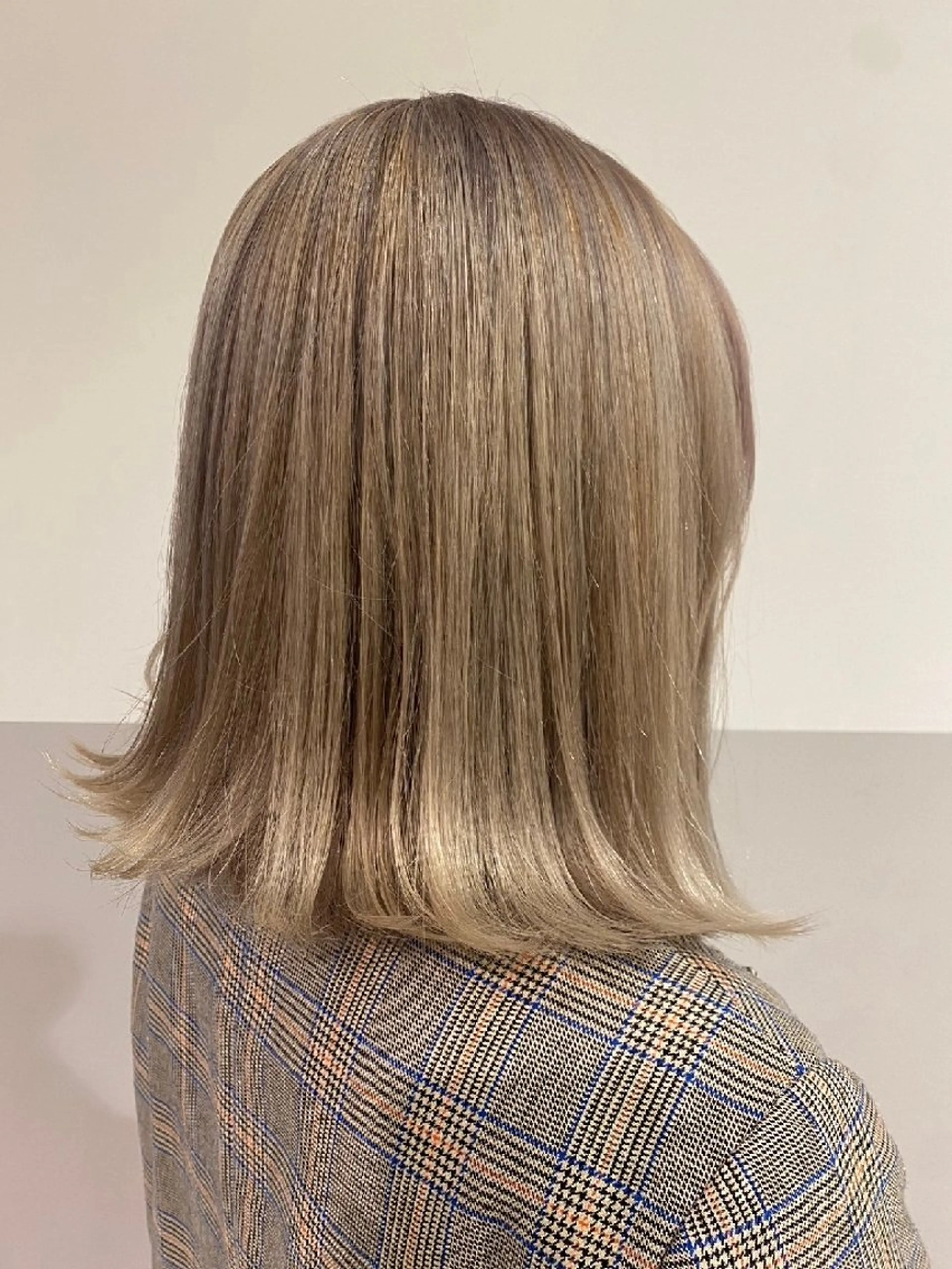 ショート カラー ベージュカラー ブリーチ ハイトーンカラー ミルクティーベージュ 婦中／メンズ/パーマ カラー/縮毛/波巻きのヘアスタイル