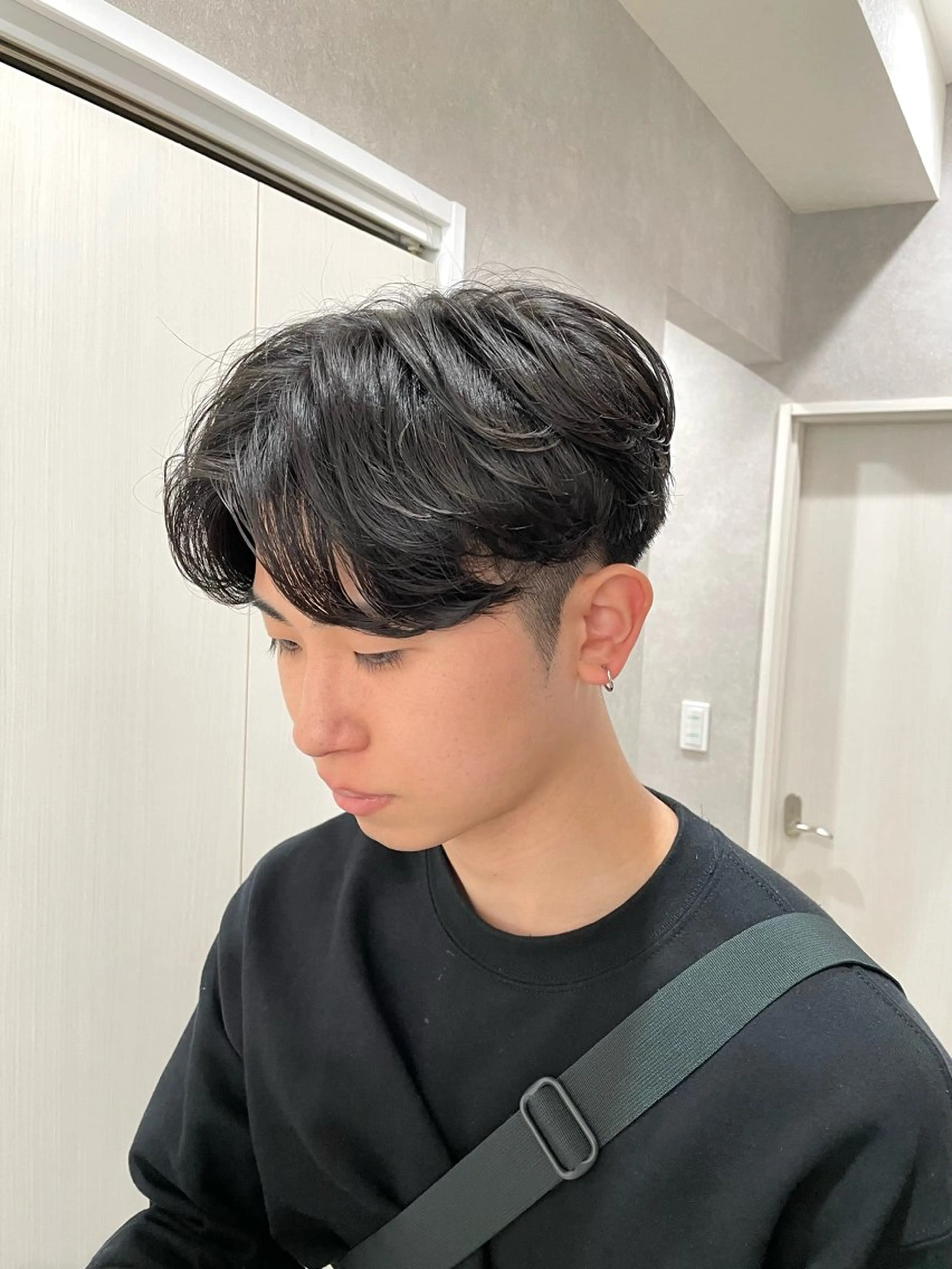 ショート カラー パーマ メンズ ビジネス センターパート メンズパーマ 刈り上げ アッシュ 【東北メンズヘア1 位受賞🥇】本間祐太のヘアスタイル