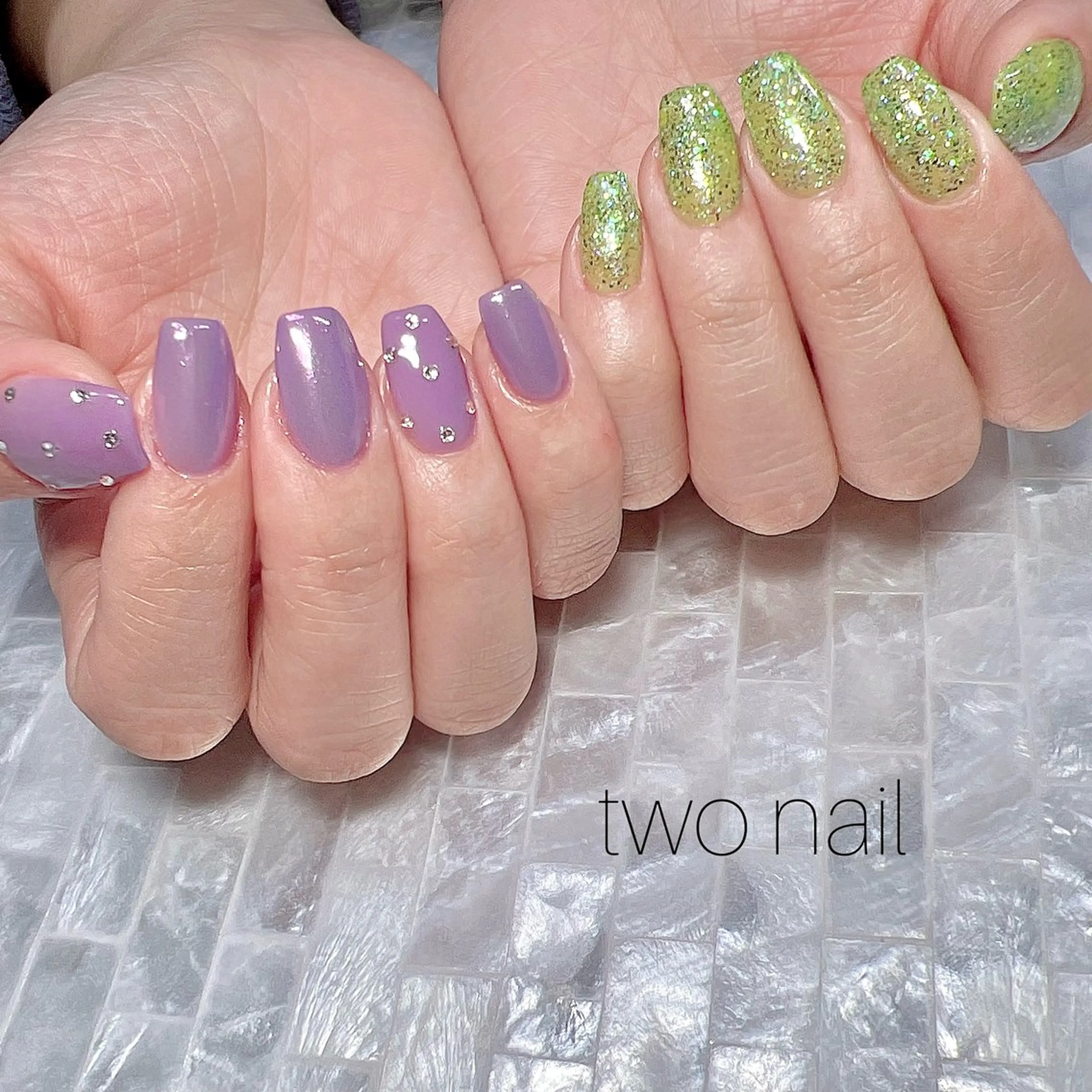 ネイル オーロラネイル ネイルチップ ホワイト ハンドネイル two nailのネイルデザイン