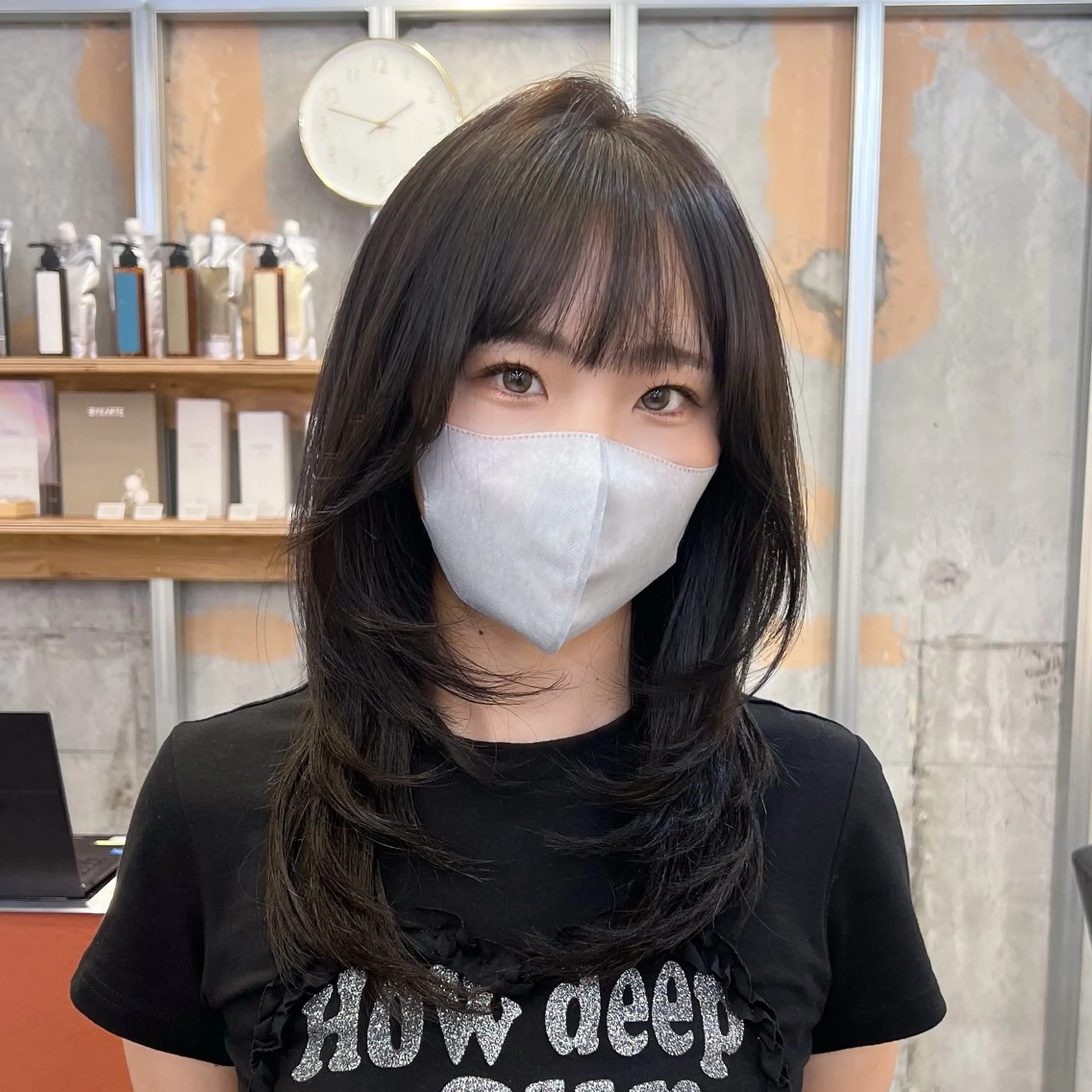 セミロング カラー パーマ ベージュカラー 黒髪 ブルーカラー ブルーブラック ブラウンカラー カット 縮毛矯正 トリートメント ブリーチなし/ ベージュ/akiraのヘアスタイル