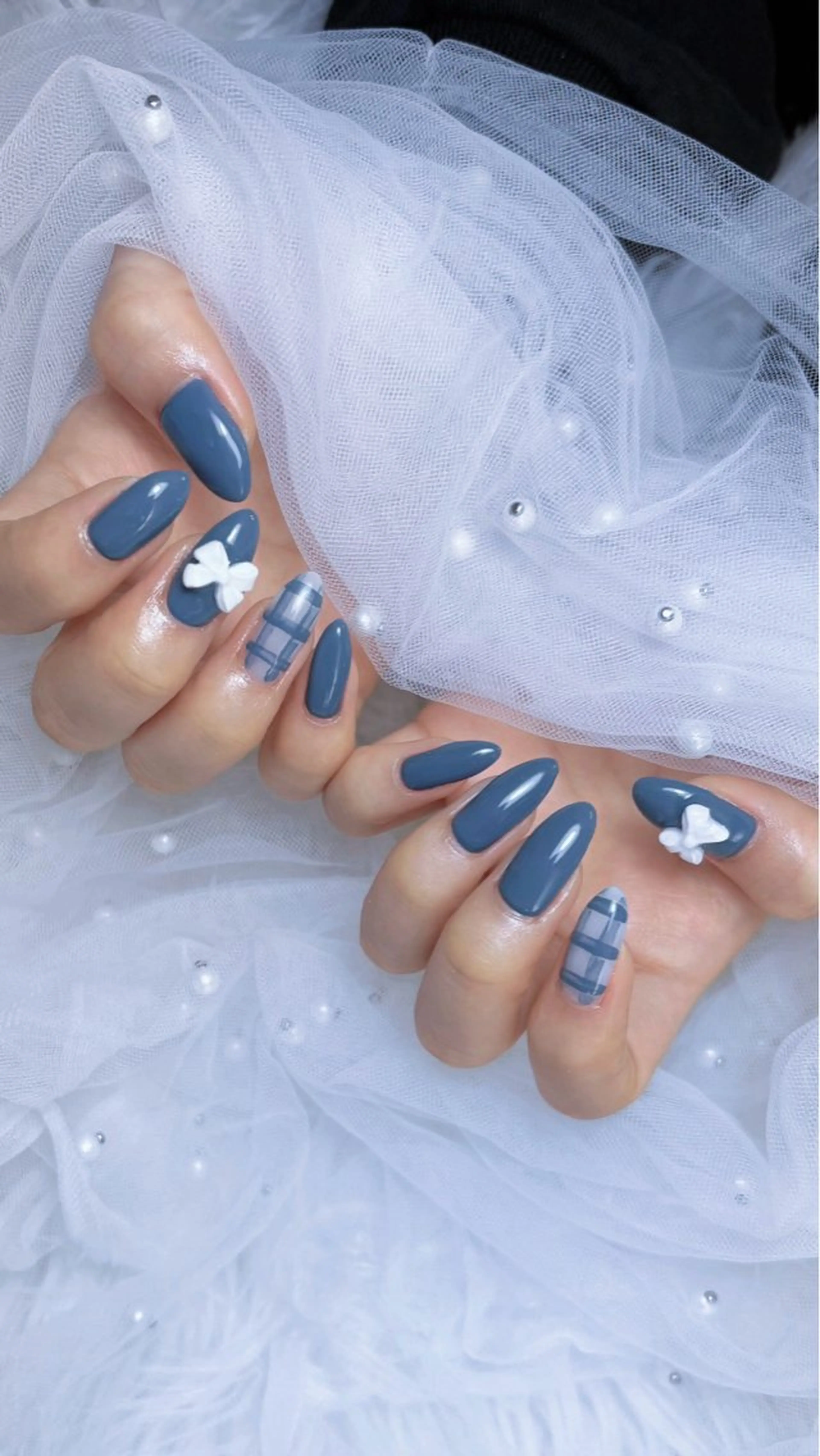 ネイル ガーリー リボン ハンドネイル 𝑬𝑹𝑰𝑲𝑨 𓂃🎀𓈒𓏸のネイルデザイン