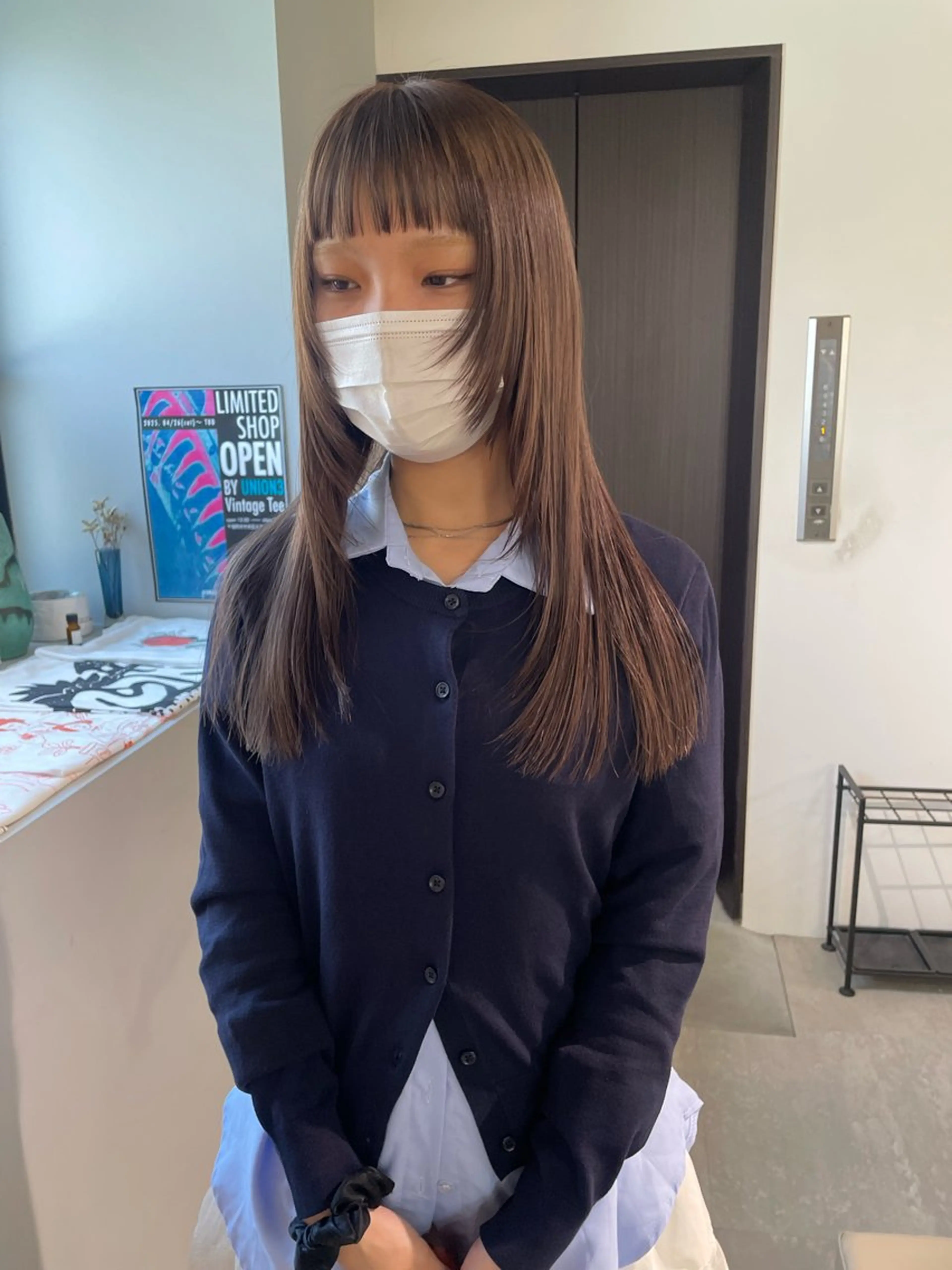 セミロング カラー ブラウンカラー 透明感カラー レイヤーカット オン眉 カット ヘアカラー トリートメント MIU/ルーツカラー 顔まわりレイヤーのヘアスタイル