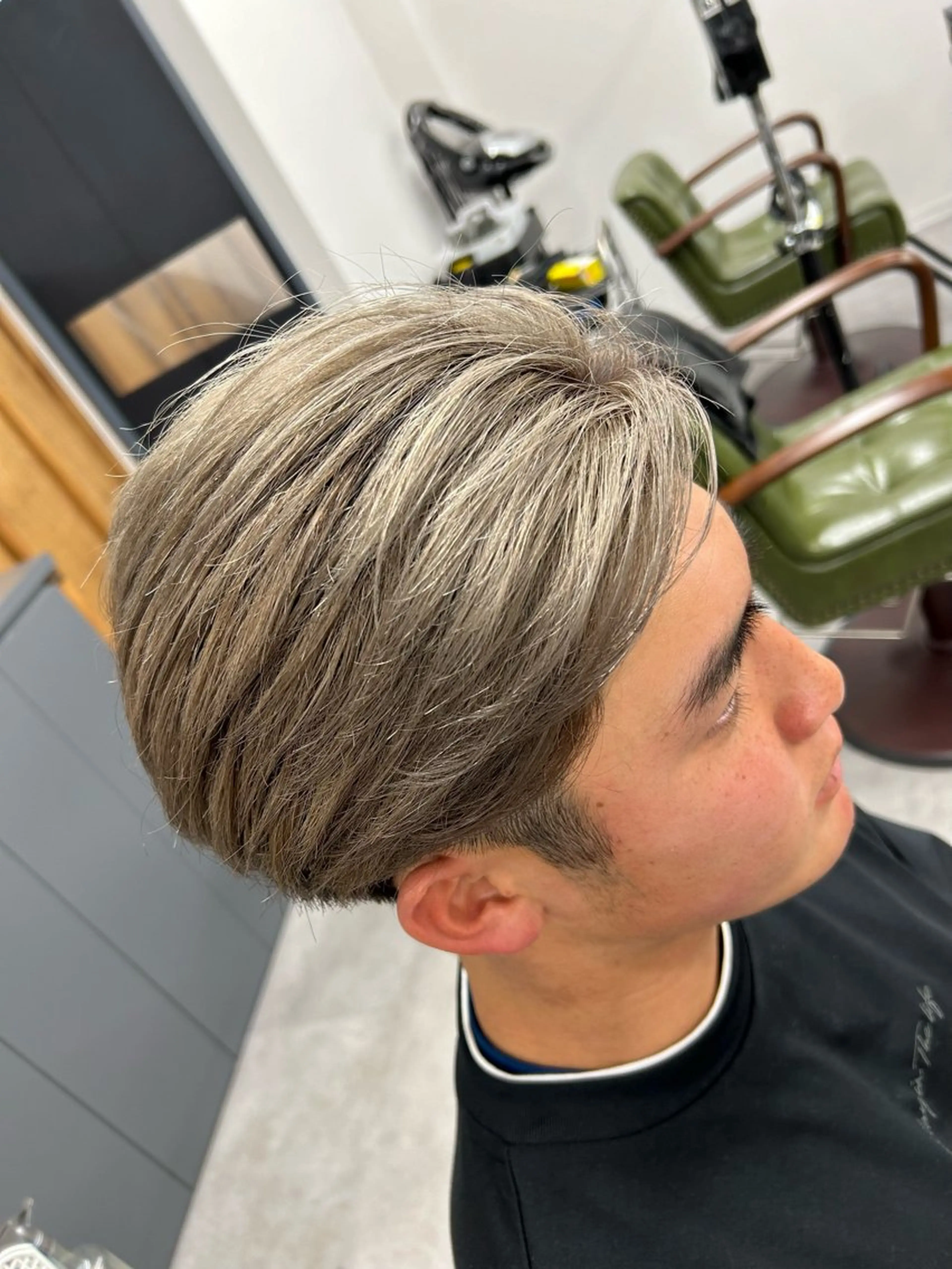 カラー メンズ メンズハイトーン ベージュカラー ハイトーンカラー ミルクティーベージュ カット ヘアカラー SHAFT Ieiriのヘアスタイル