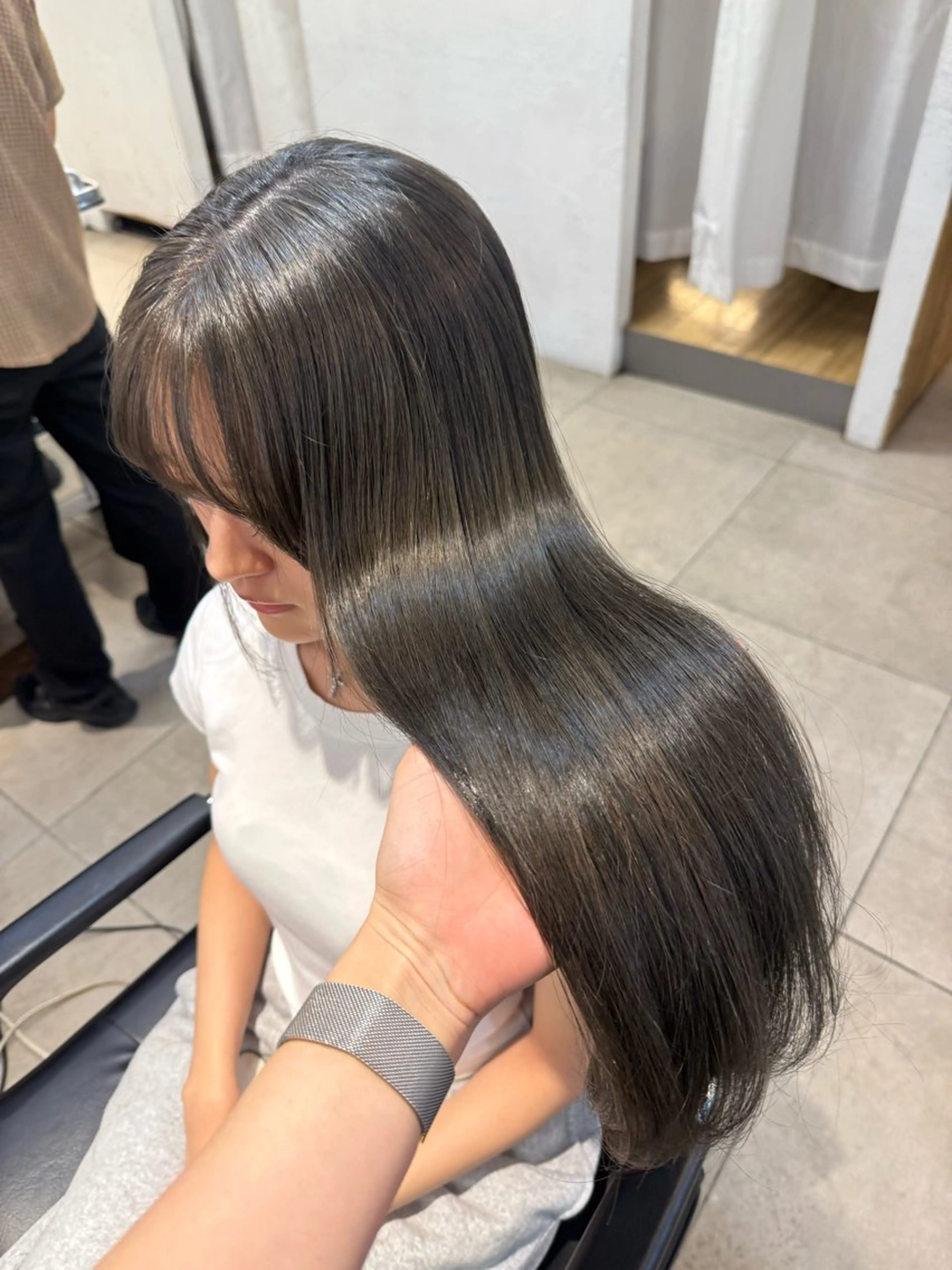 ロング カラー ミルクティー× グレージュMOMOのヘアスタイル