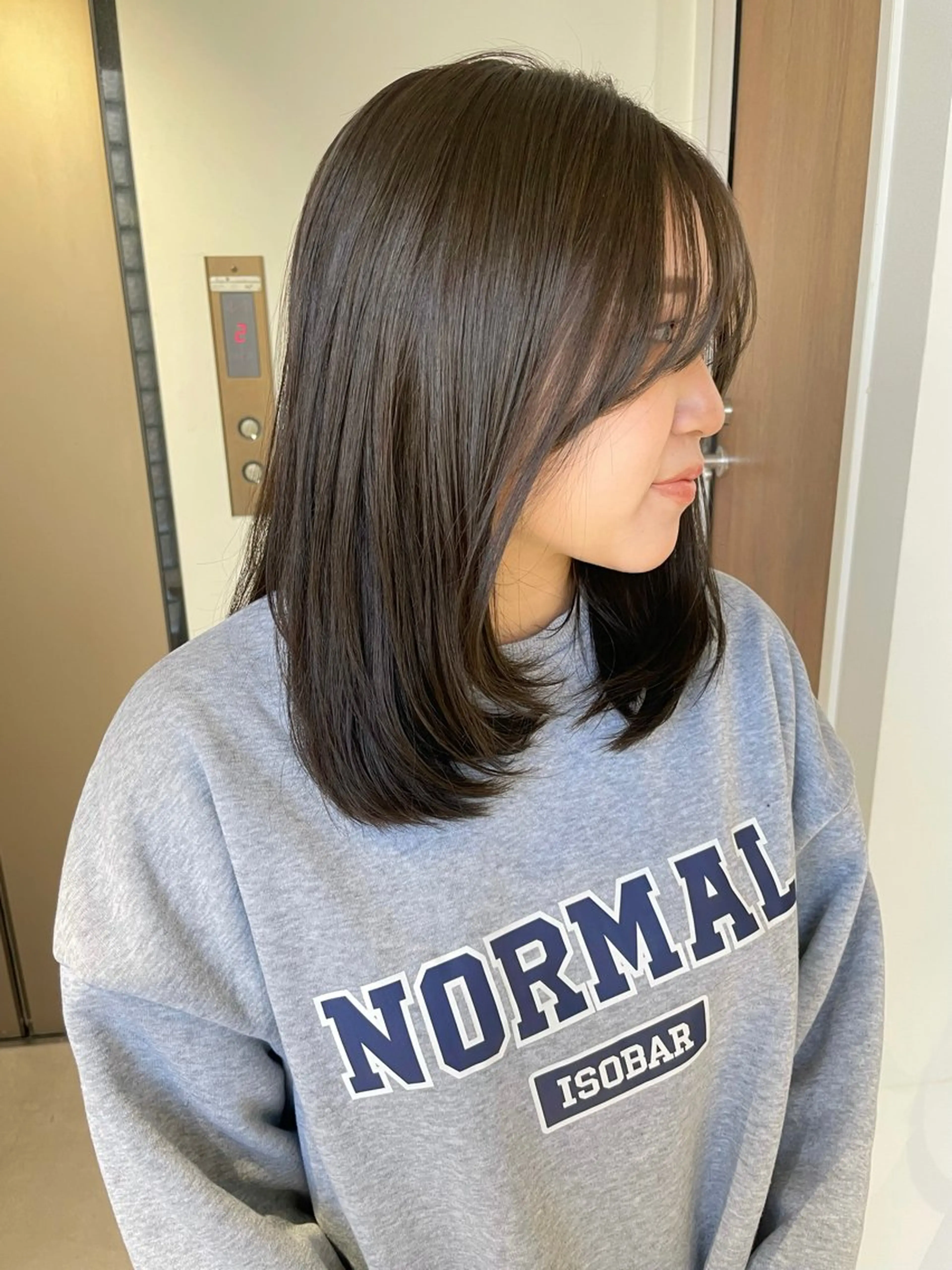 ミディアム アキ/梅田/顔まわり /レイヤーカット/のヘアスタイル