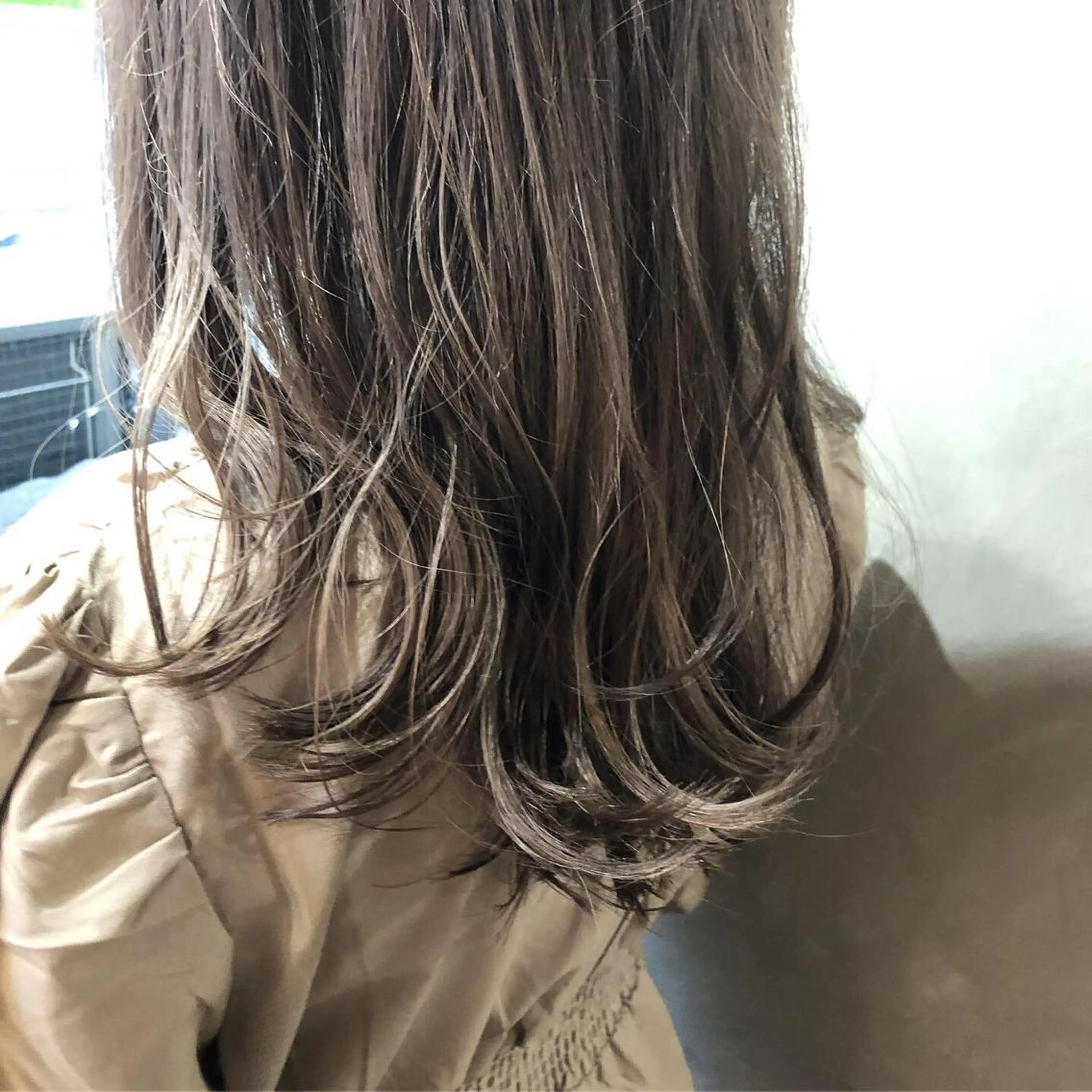 セミロング カラー ベージュカラー シルバー シルバーベージュ friity所属・🕊️ HONOKAのヘアスタイル