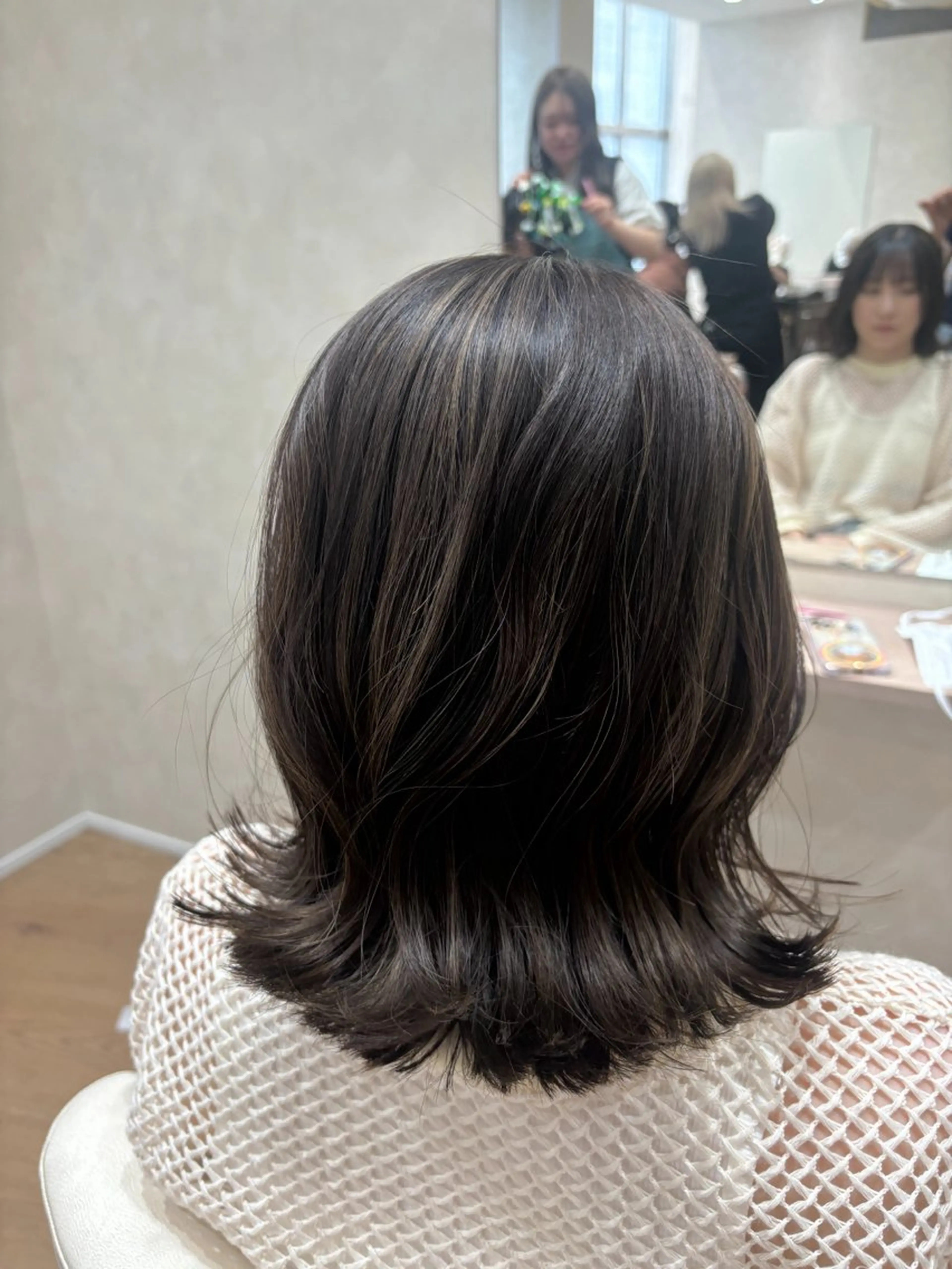 ミディアム ハイライト 服部 真希のヘアスタイル