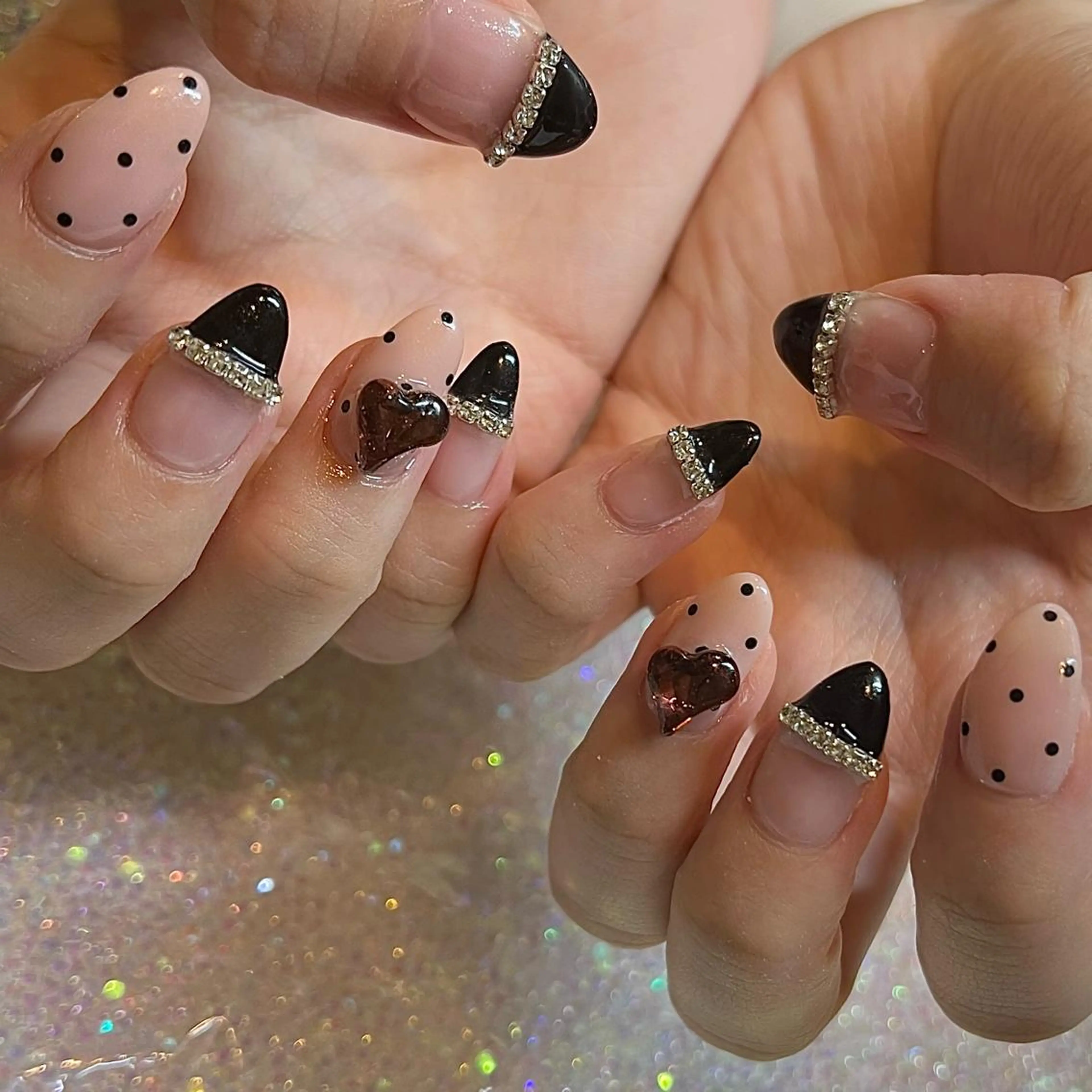 ミディアム ネイル ドット ハート ハンドネイル H🌺 NAILのネイルデザイン