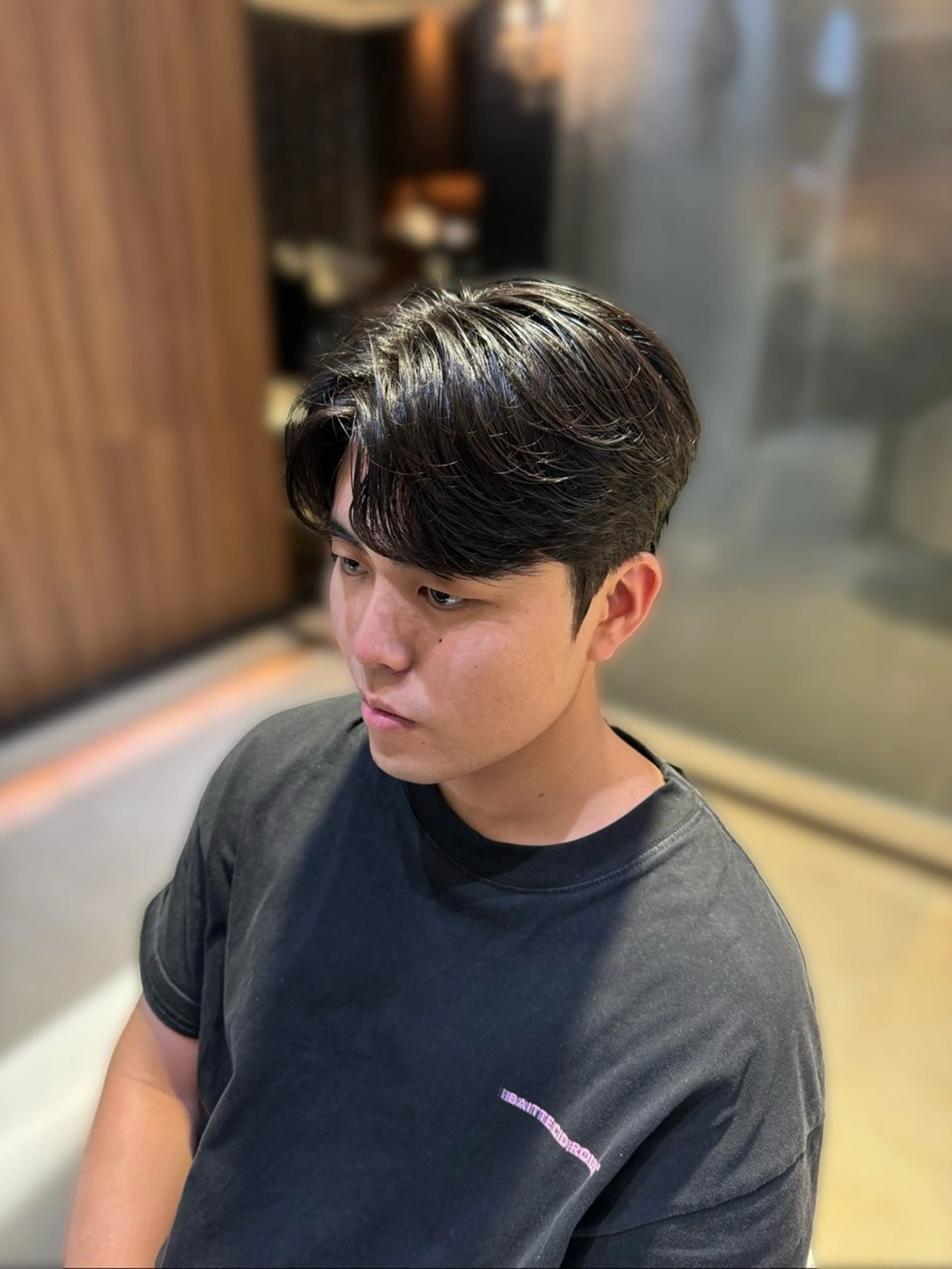 ショート パーマ メンズ センターパート コンマヘア ダウンパーマ カルマパーマ メンズ韓国風 YUKI🇰🇷 カルマ／ダウンパーマのヘアスタイル