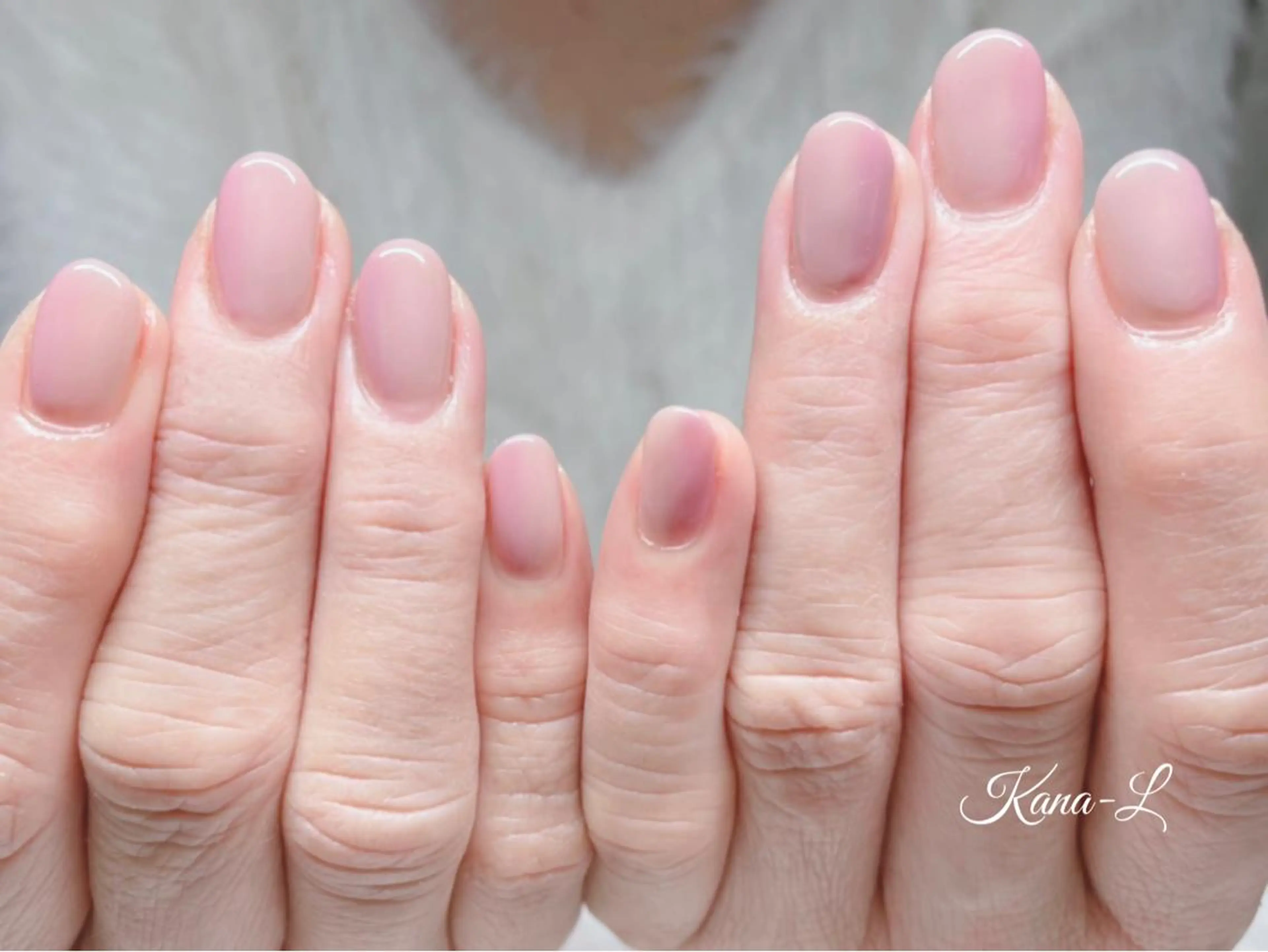 カラー ネイル グラデーションカラー 入学式 卒業式のヘアスタイル 入学式 グラデーション 芦辺 香奈のネイルデザイン