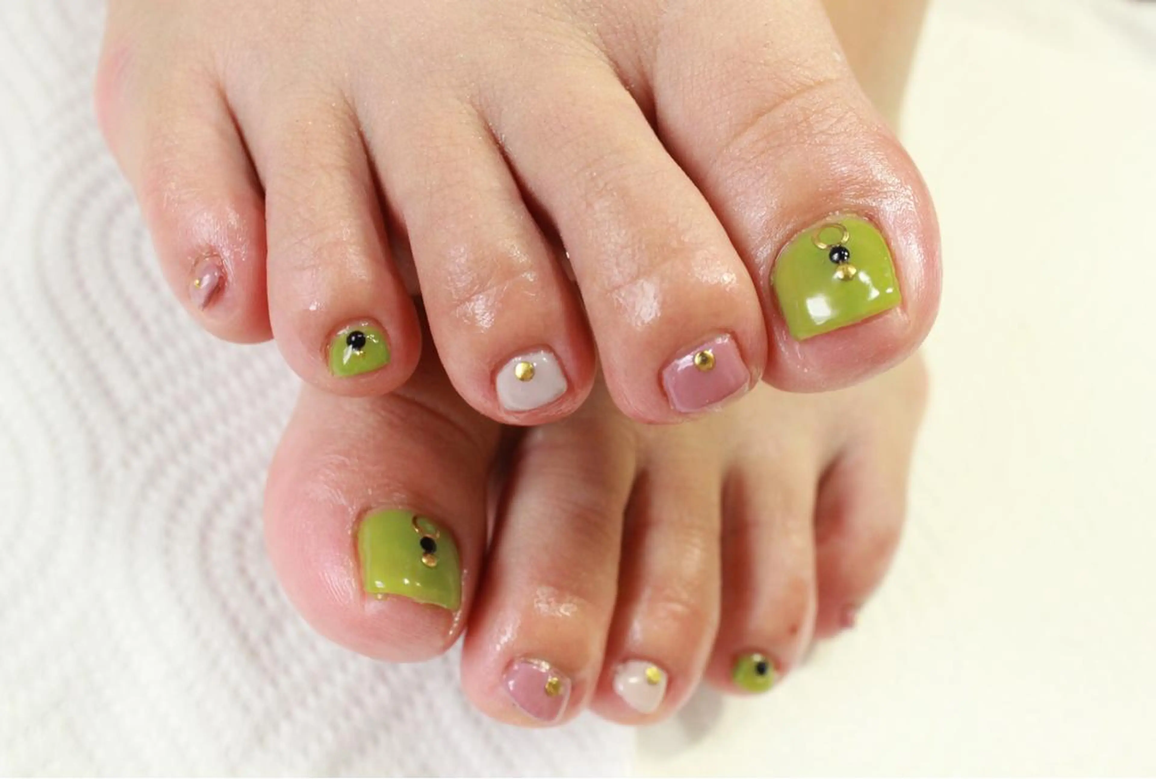 《新規》オフ無料フットネイル（ワンカラー、ラメグラ)の写真