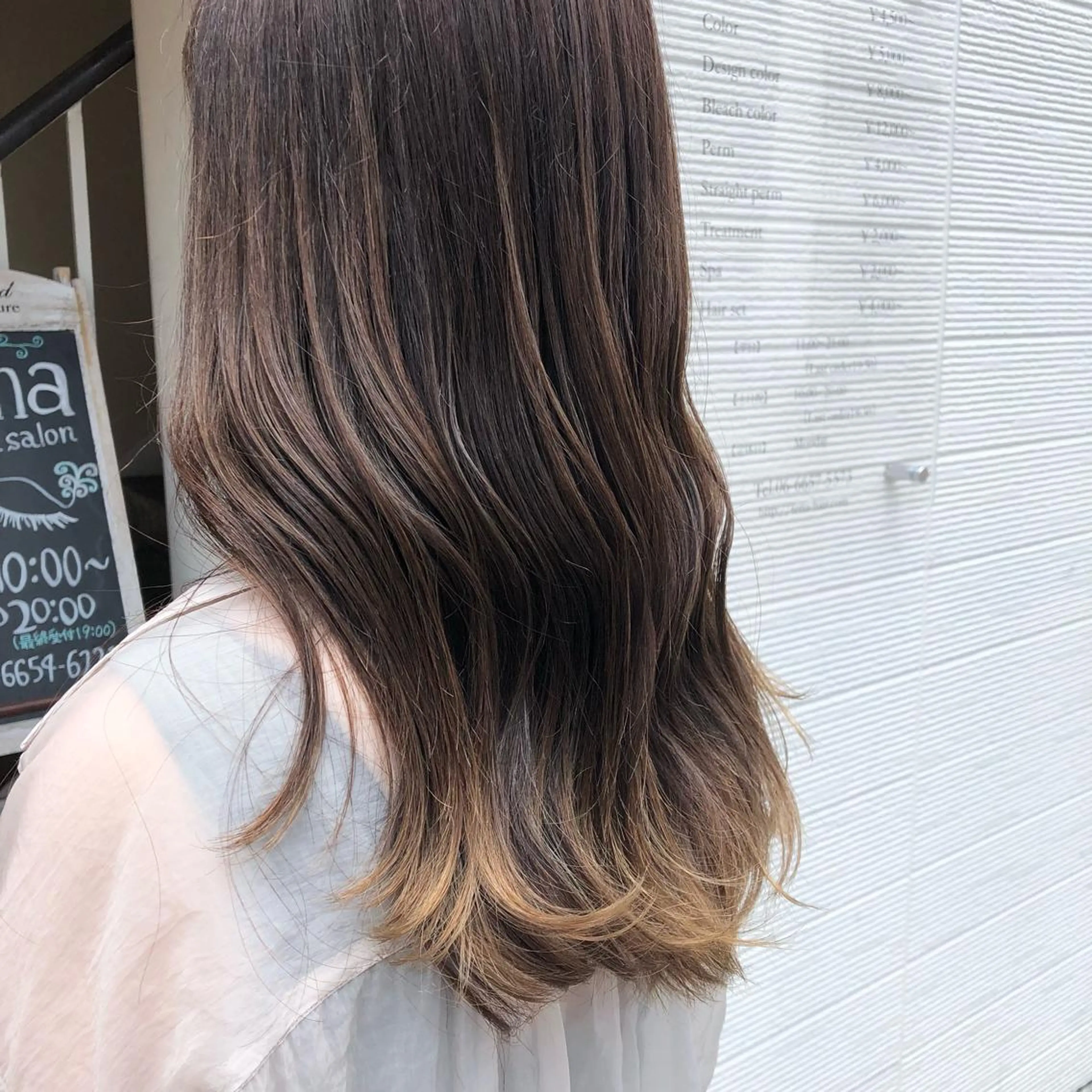 セミロング カラー アッシュ ベージュカラー ブリーチ グラデーションカラー ,comma momoka🪄のヘアスタイル