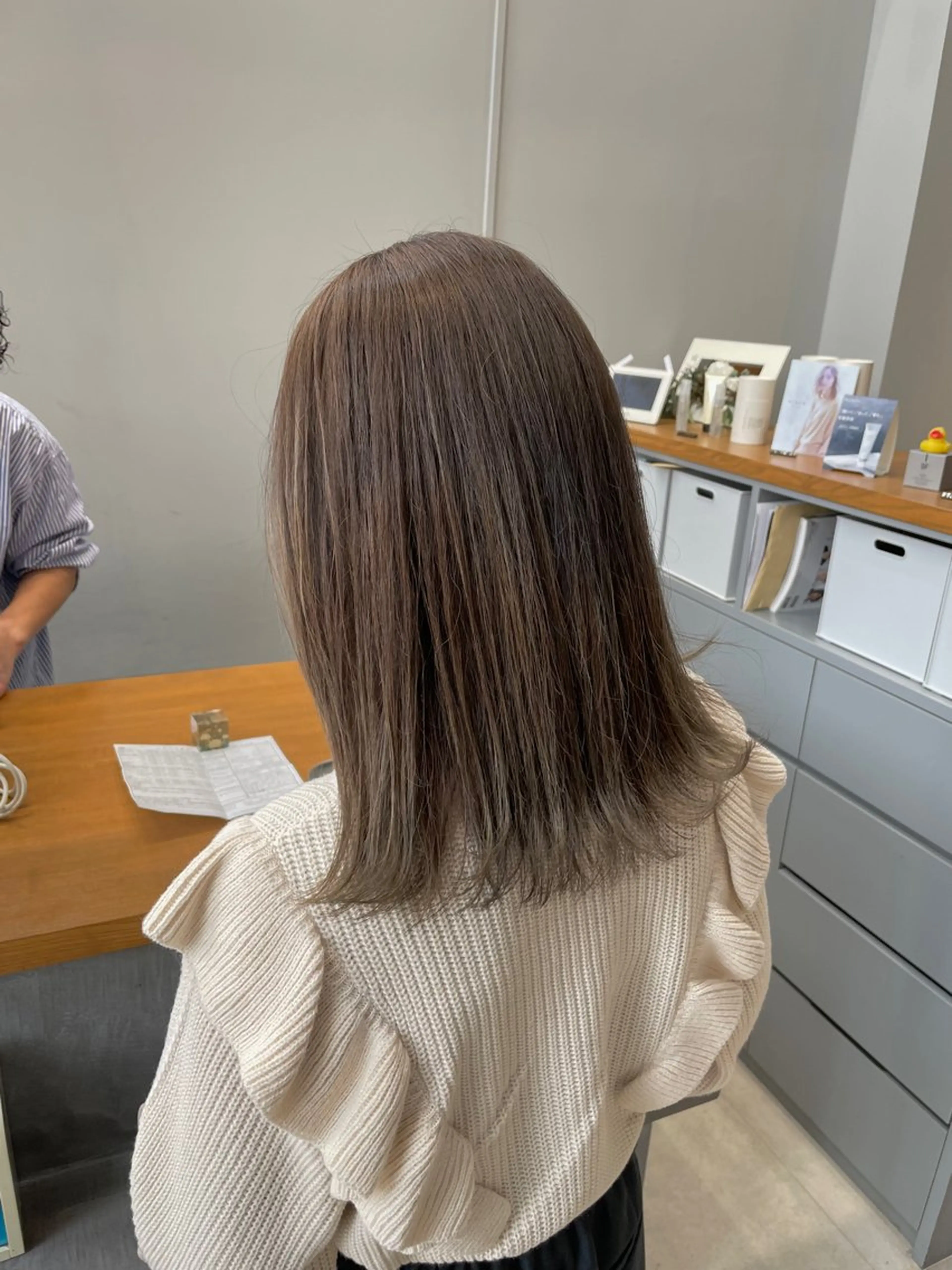 セミロング カラー ベージュカラー 透明感カラー ヘアカラー エマ ピボット 中川店所属・富原崇太/切りっぱな しボブ/透明感カラーのヘアスタイル