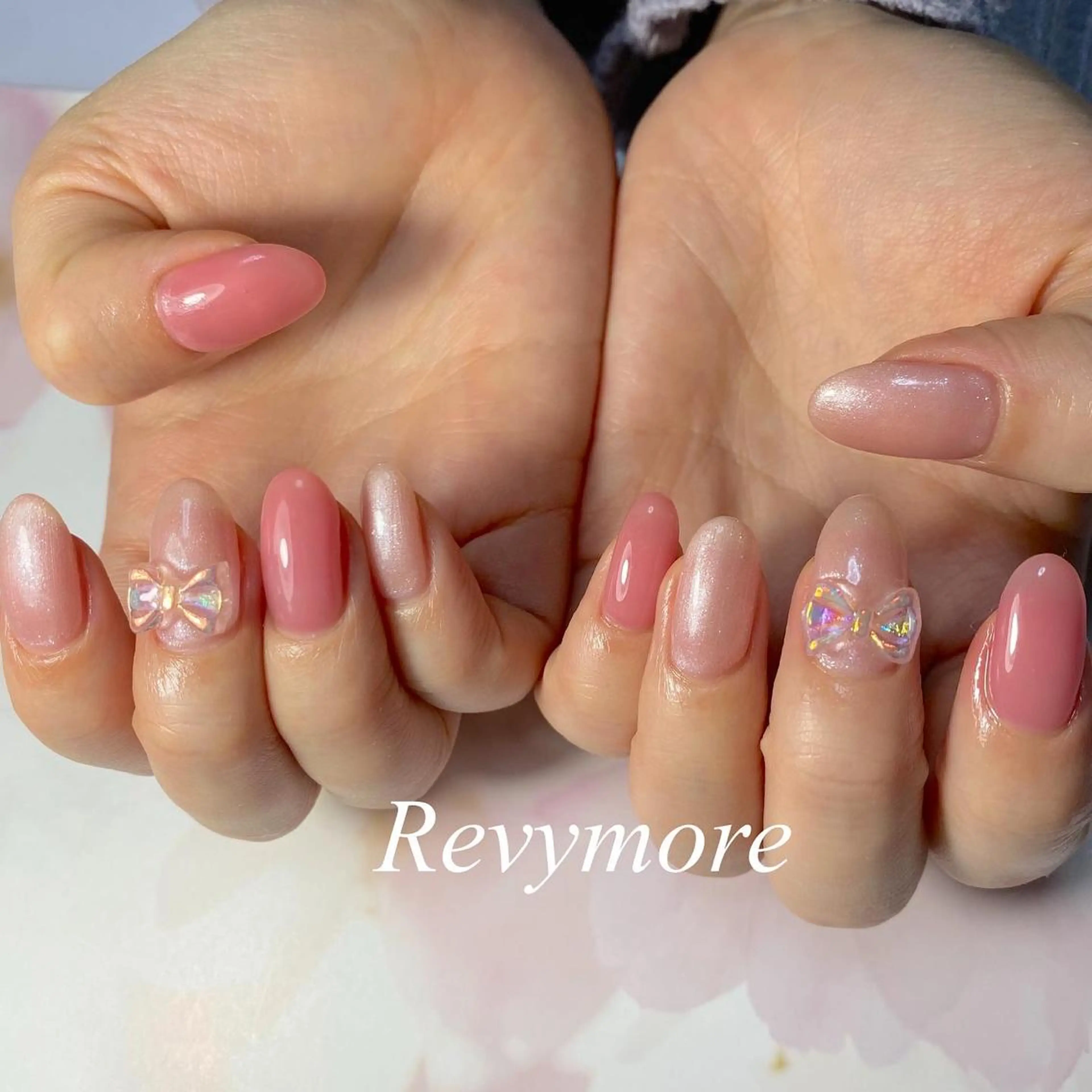ミディアム ネイル ジェルネイル ニュアンスネイル オフィスネイル リボン シンプルネイル nail salon Revymore所属・nail salon Revymoreのネイルデザイン