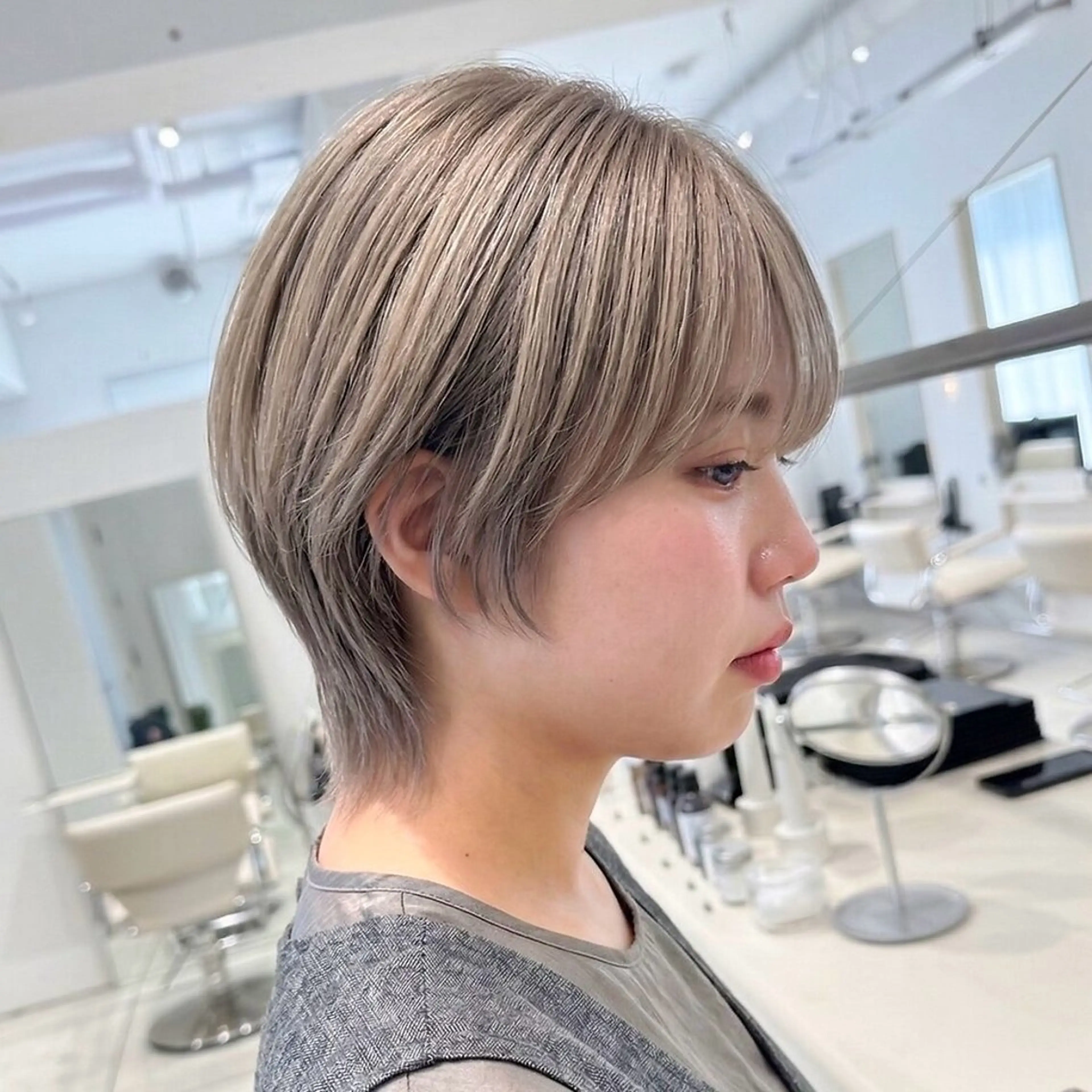 ミディアム カラー くびれヘア 似合わせカット 小顔カット ウルフカット カット ヘアカラー トリートメント ヘッドスパ ヘアセット ショートパーマ カットモデルのヘアスタイル