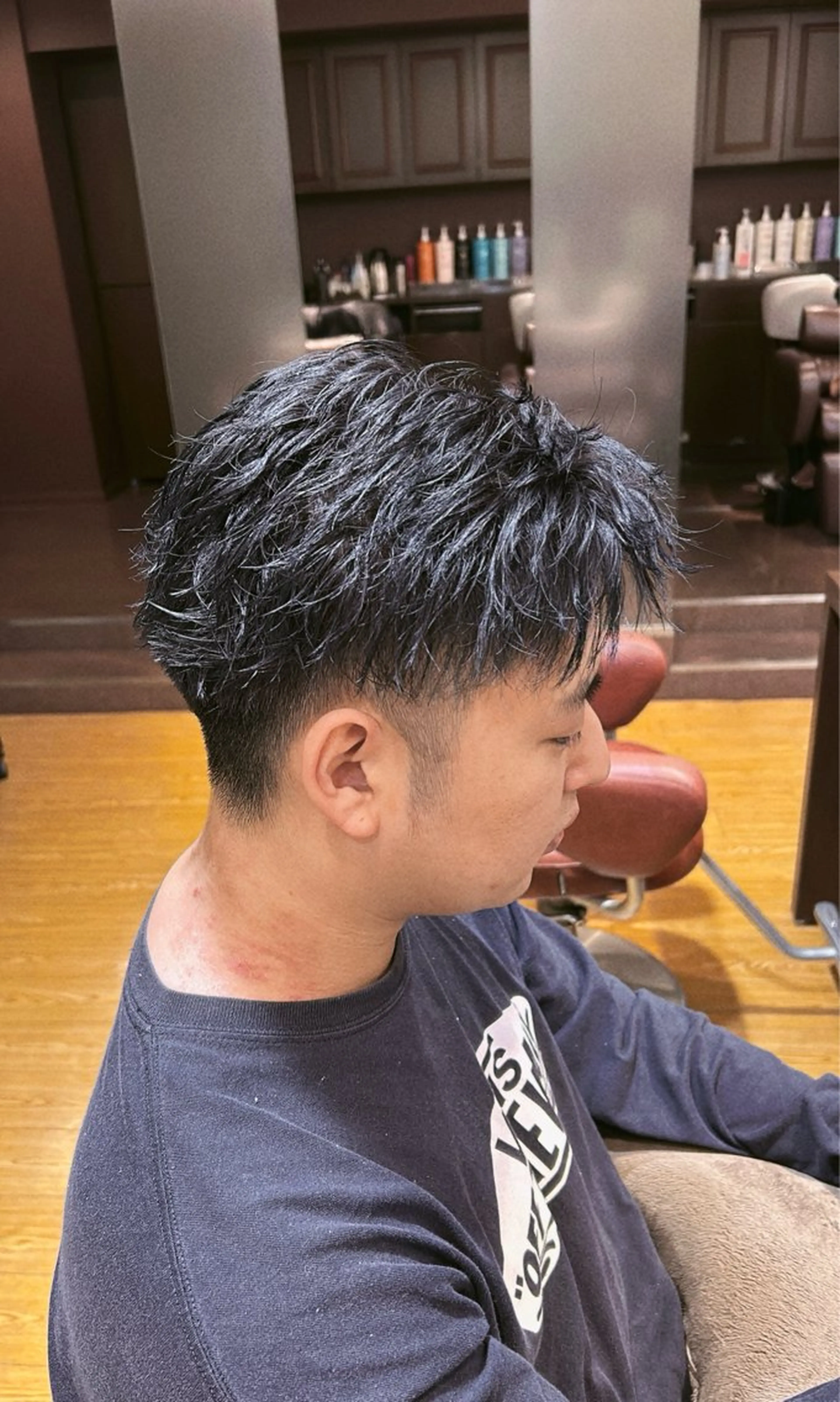 カラー メンズ 黒髪 ブルーカラー ブルーブラック レナークイスト かめのヘアスタイル