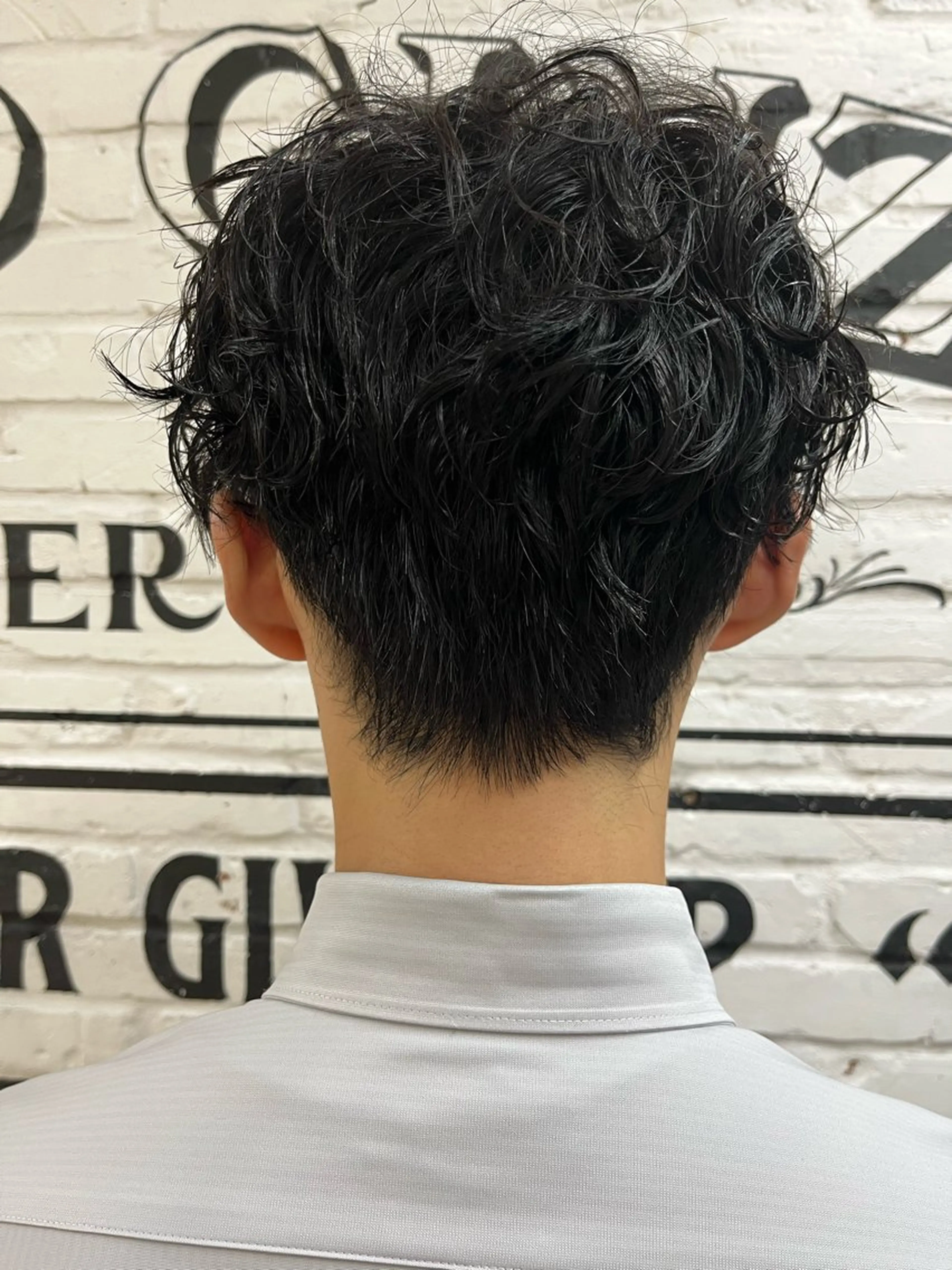 ミディアム パーマ メンズ ミディアムパーマ センターパート メンズパーマ 千葉 奈央のヘアスタイル