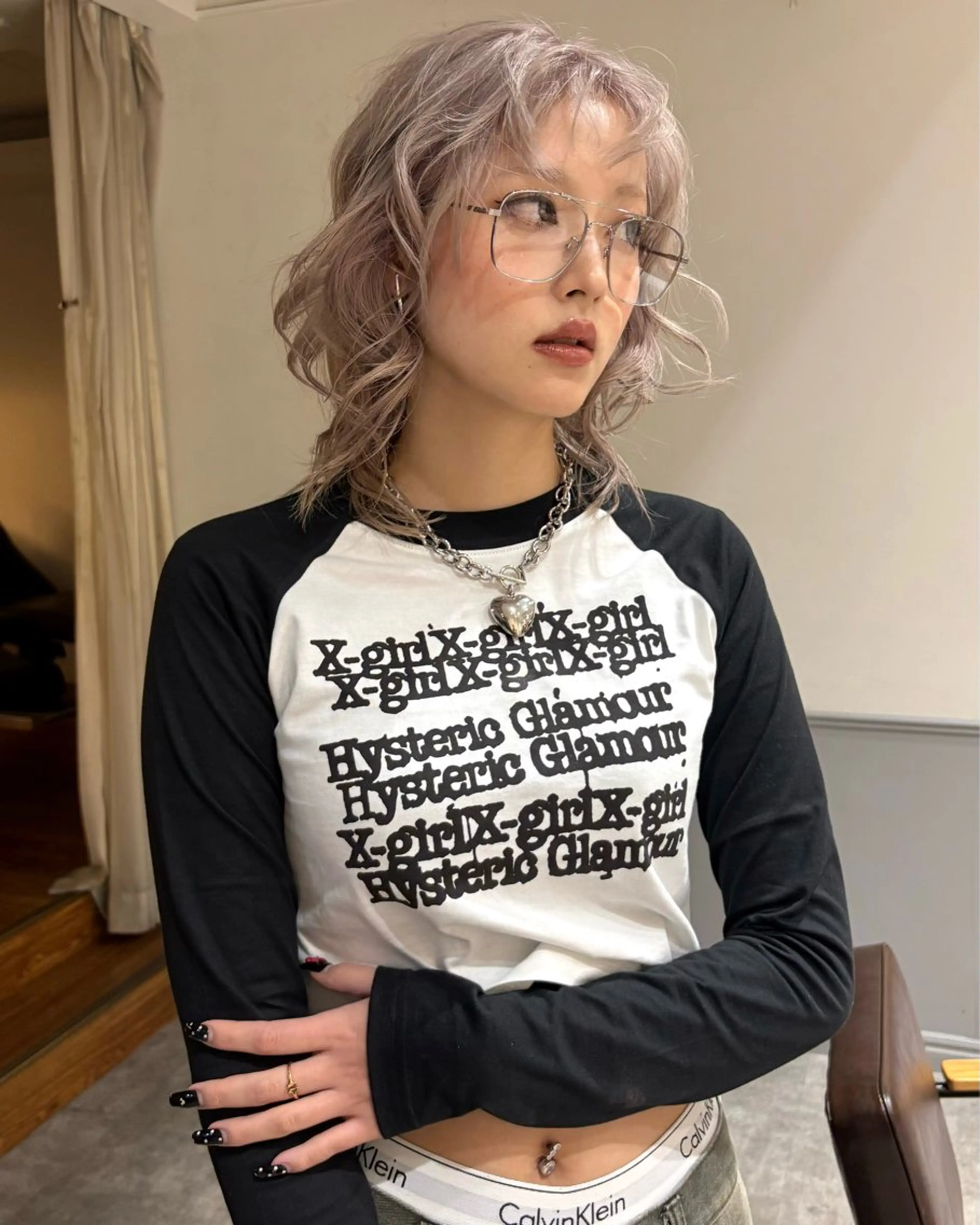 ミディアム momo/ ハイトーン/ベージュのヘアスタイル