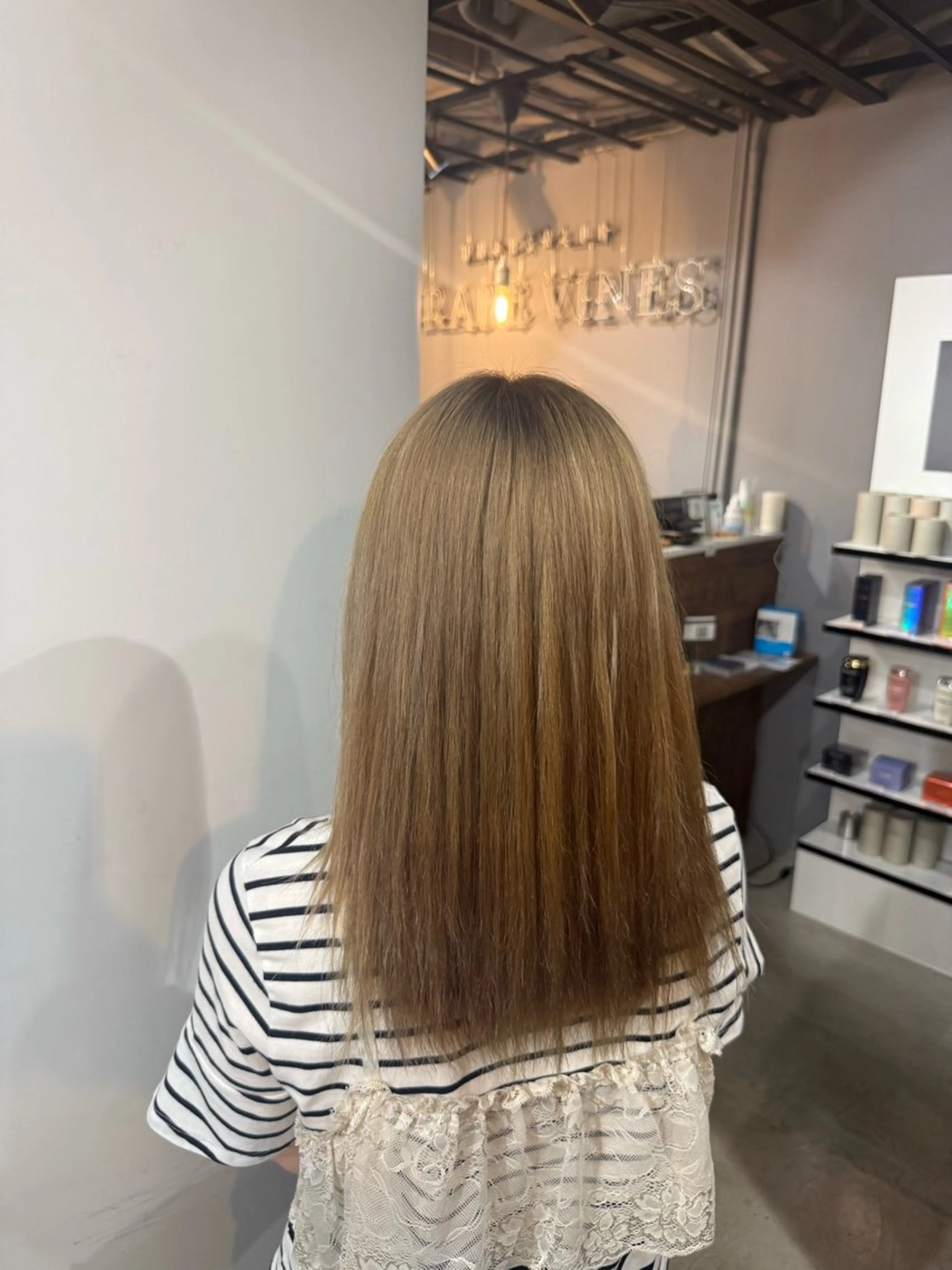 カラー ベージュカラー ブリーチ ミルクティーベージュ 篠田 舞のヘアスタイル