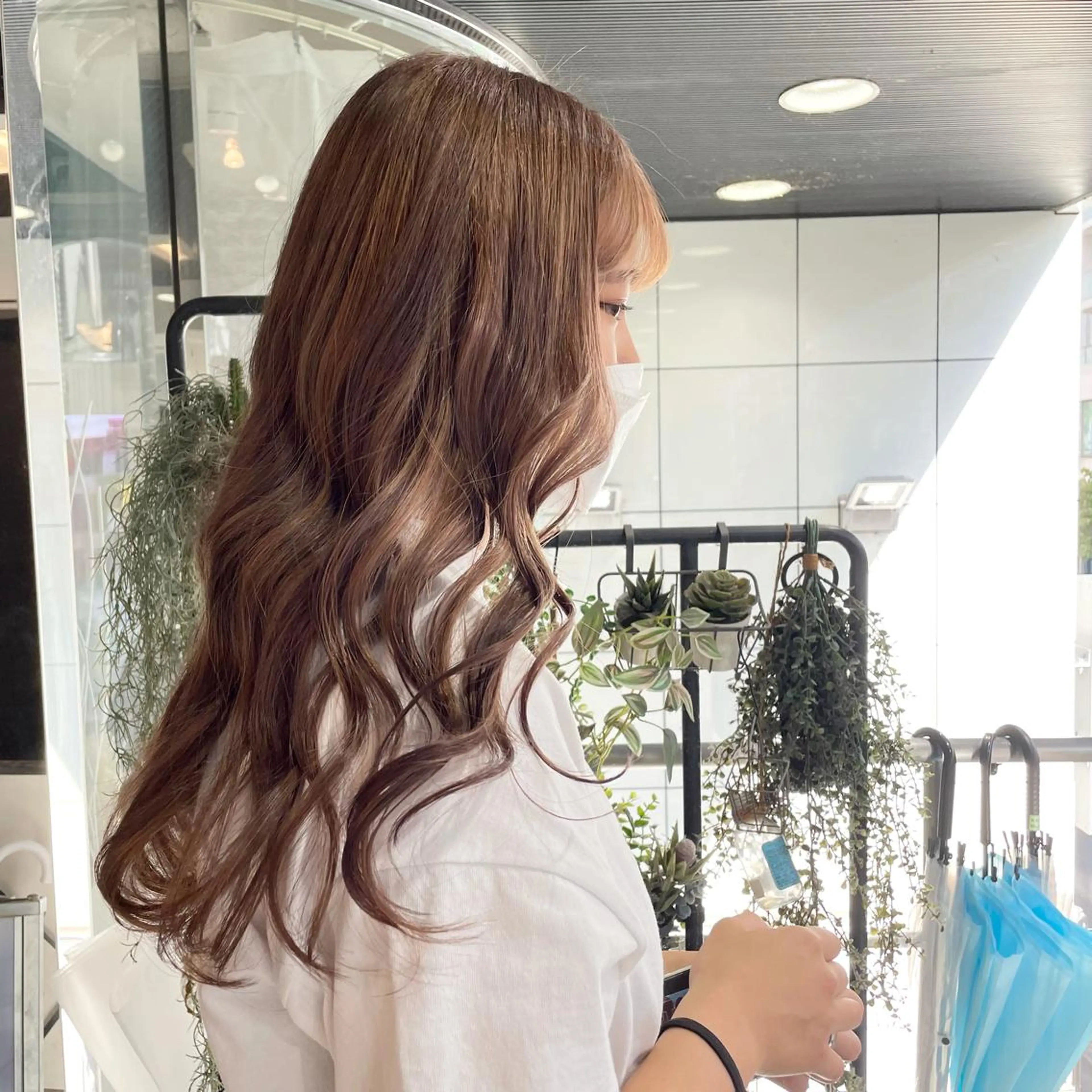 ロング カラー ベージュカラー ミルクティーベージュ aya/小顔レイヤー /柔らかカラーのヘアスタイル