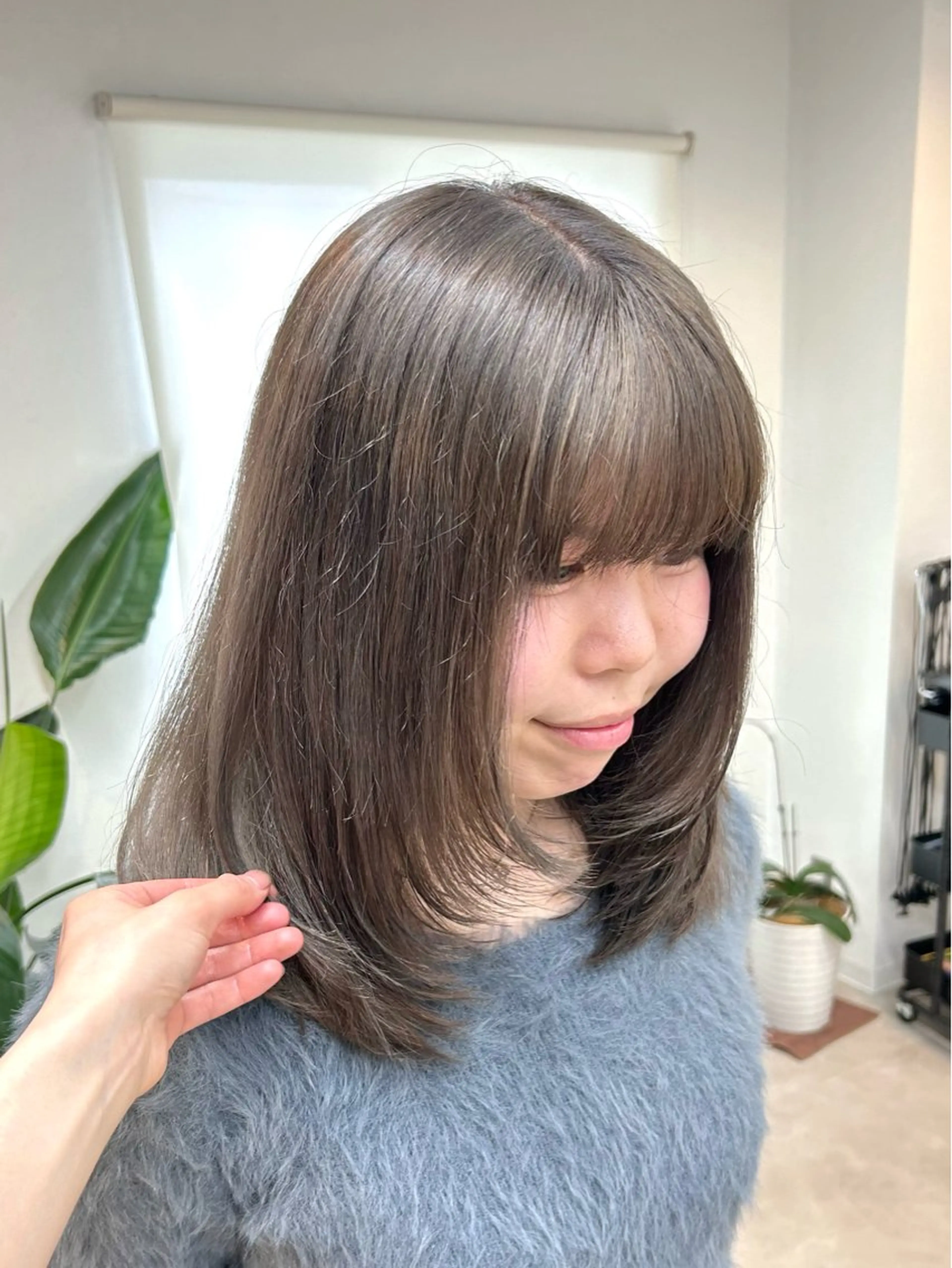 セミロング カラー ブリーチ グレージュ レイヤーカット カット ヘアカラー トリートメント 韓国ボブ/レイヤー/ ハイトーン/まなみのヘアスタイル