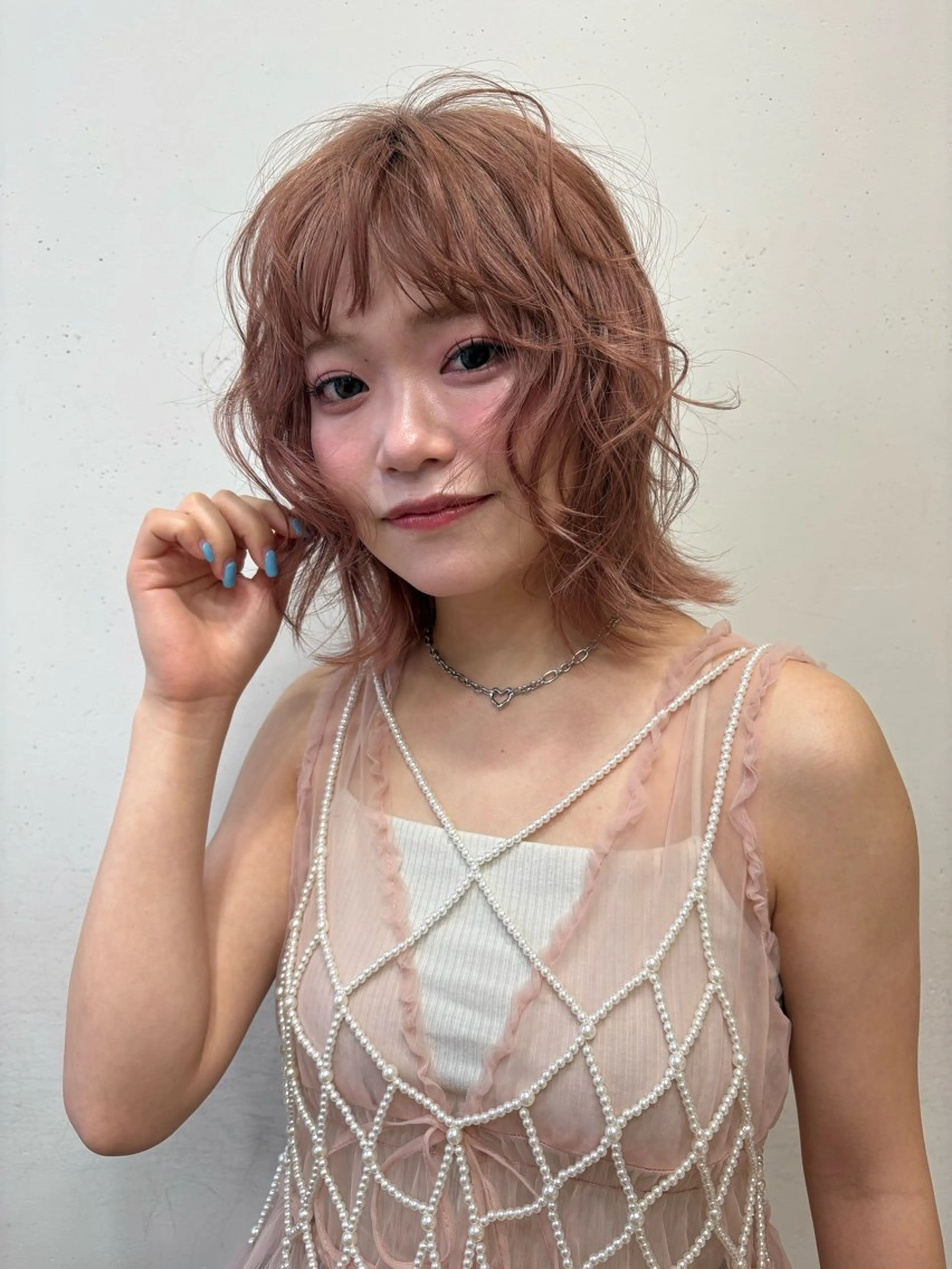 ミディアム カラー ブリーチ ダブルカラー ピンクカラー ヘアカラー ケアブリーチハイトー ンシールエクステのヘアスタイル