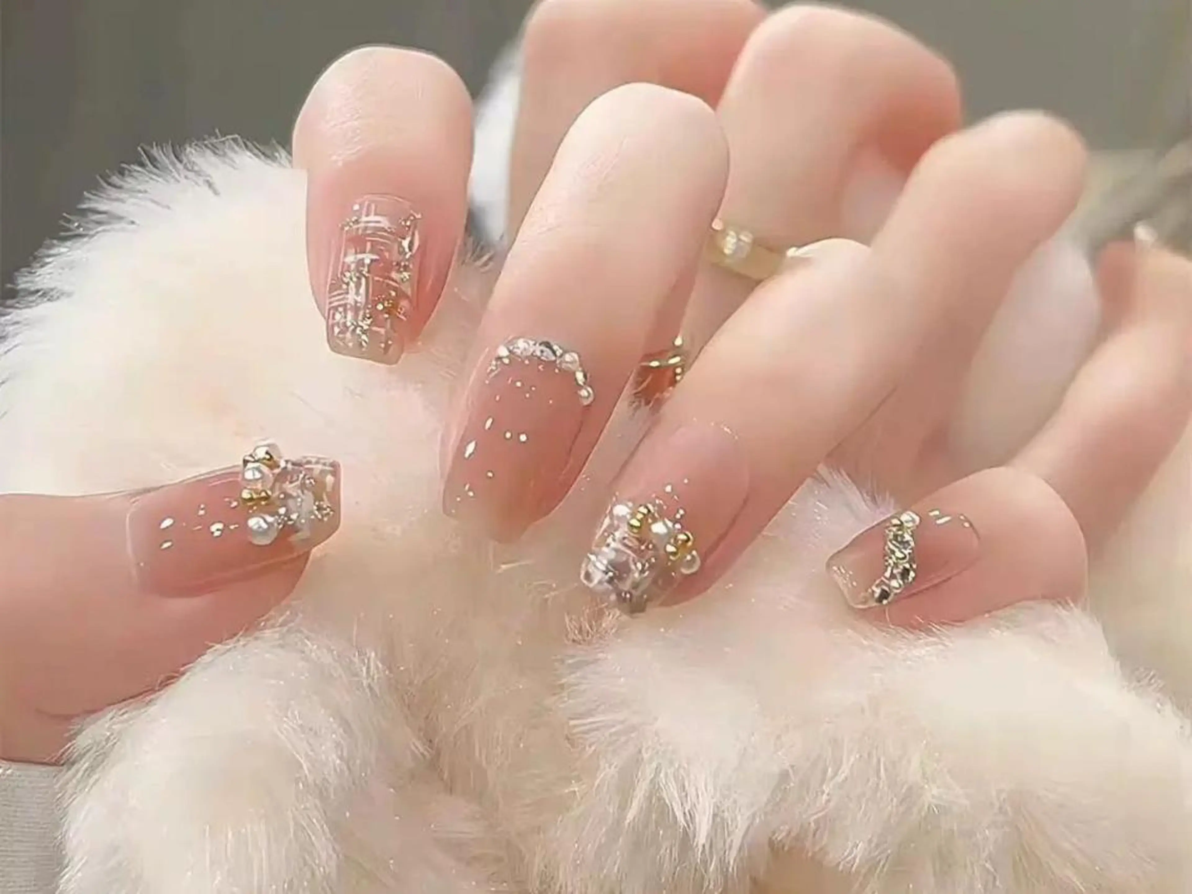 ネイル ジェルネイル ガーリー ミディアムネイル ピンク ストーンネイル ハンドネイル ハンドケア Salon de Minuit🦩のネイルデザイン