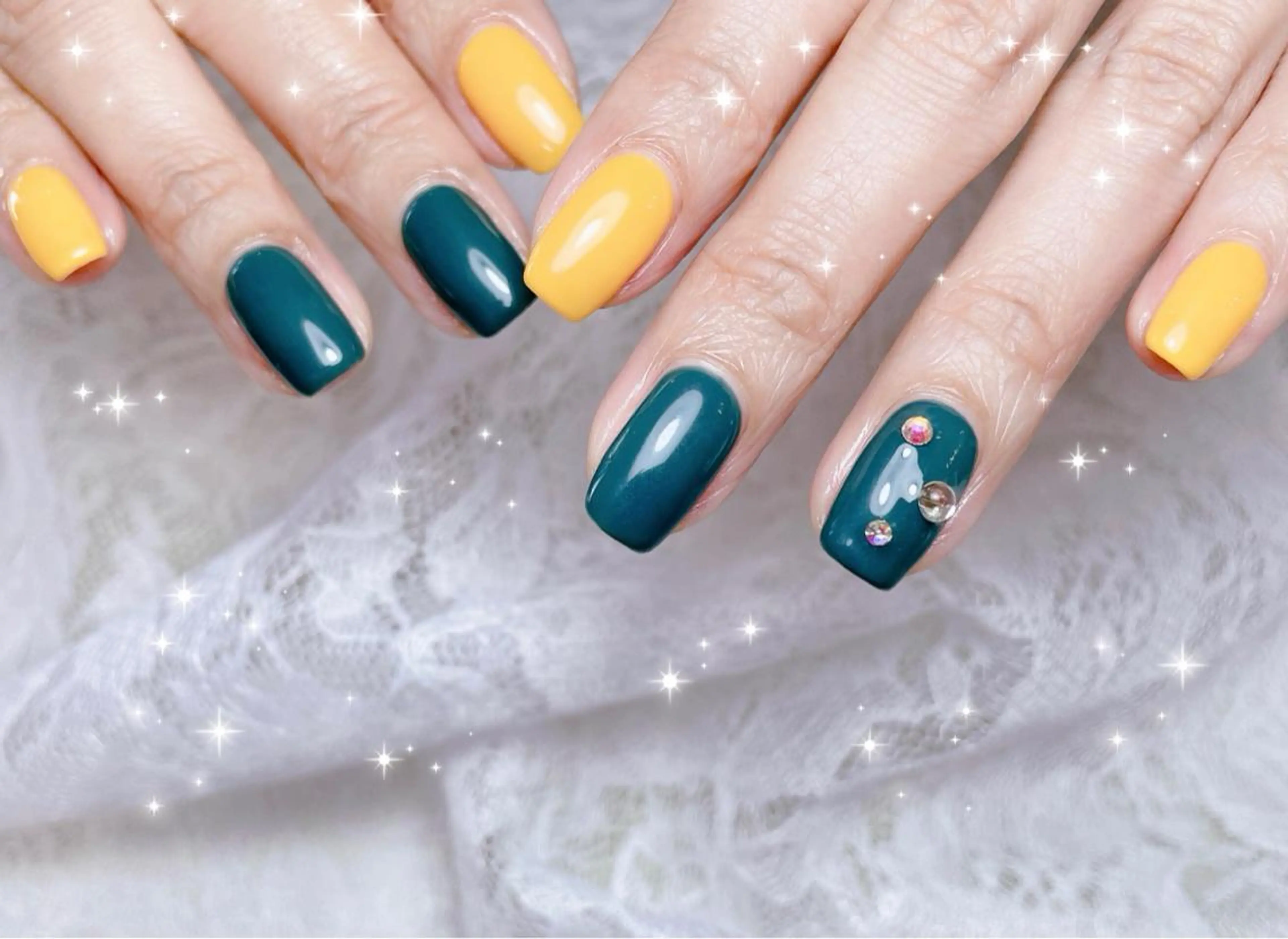 ネイル グリーン 黄色 ハンドネイル FLARE NAIL フレアネイルのネイルデザイン