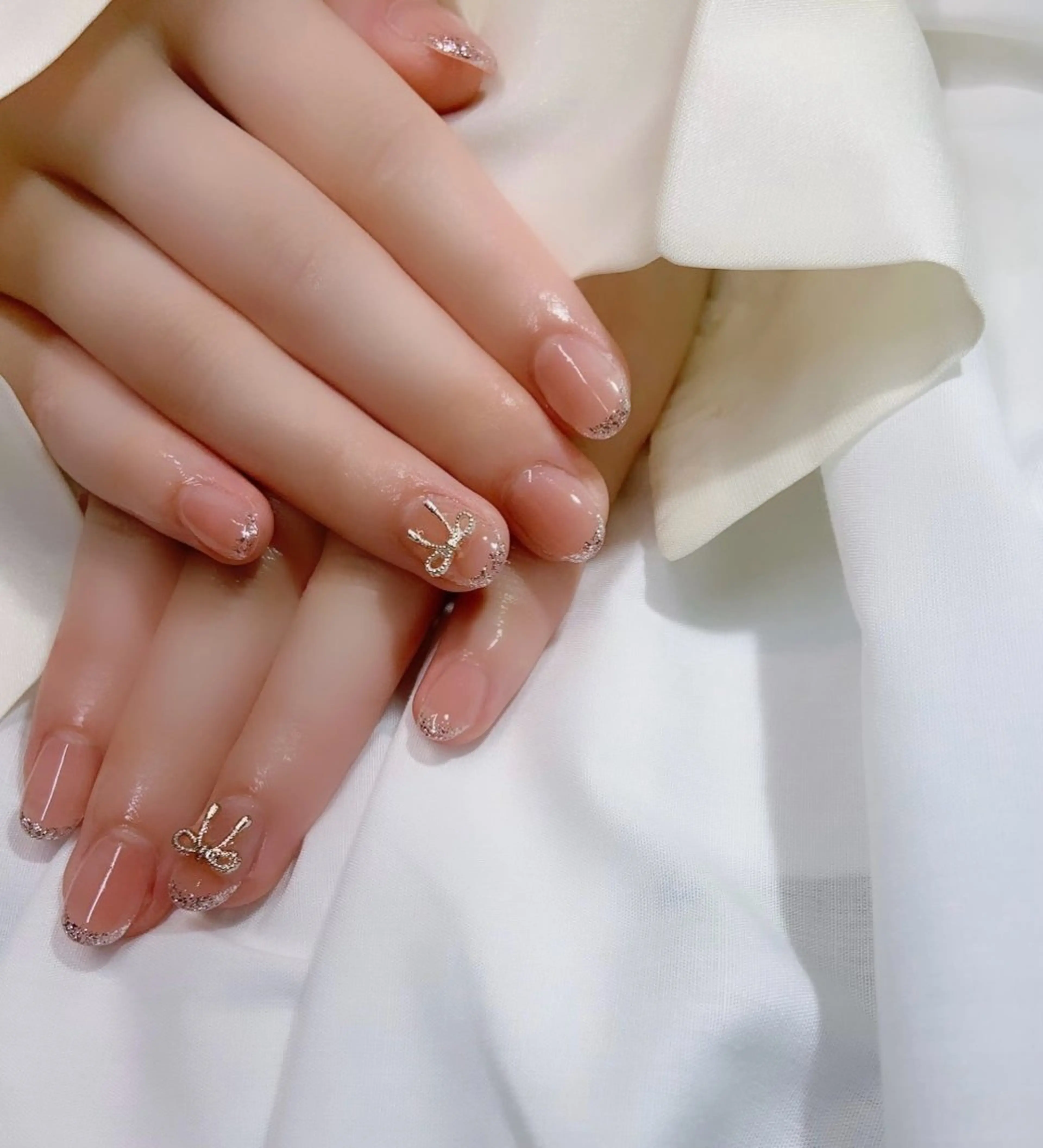 ネイル フレンチネイル キラキラネイル リボン ＼近畿大学／近く🦢 Swanのネイルデザイン