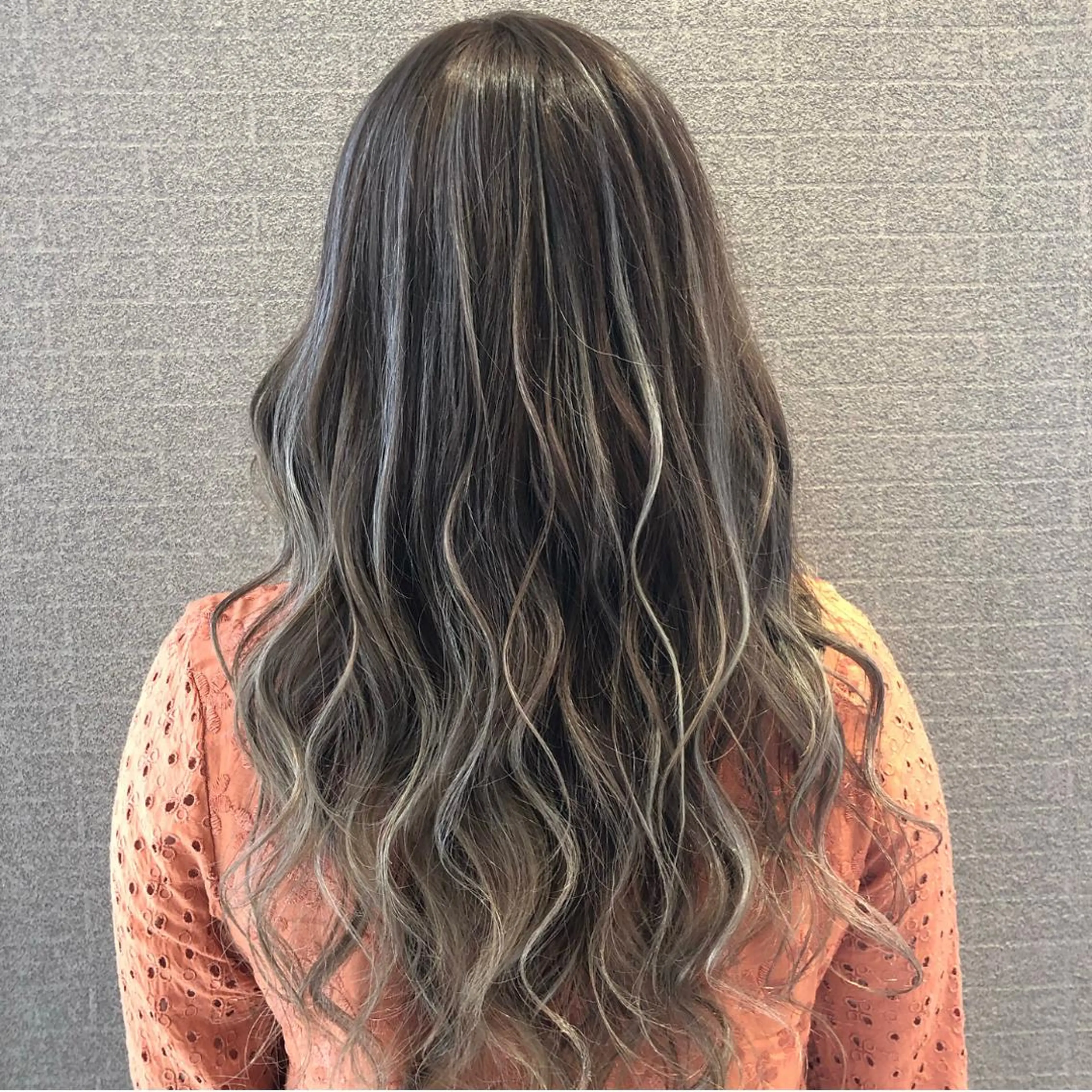 セミロング カラー ヘアアレンジ シールエクステ バレイヤージュ デザインカラー ハイライトカラー エクステ アンドウ ユウ/ レイヤーカット/韓国のヘアスタイル